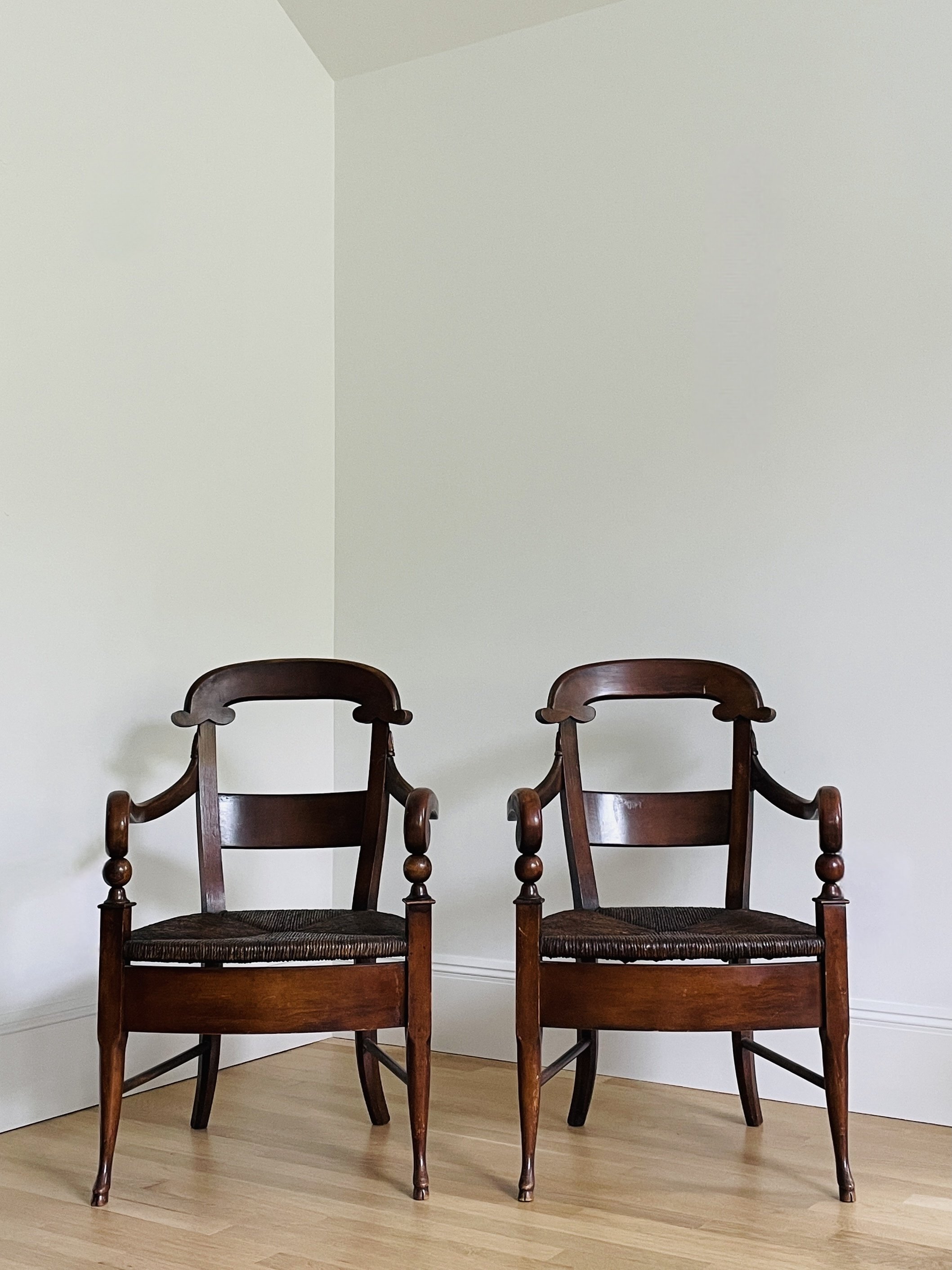 MATERI(A)NTIQUES STAINED WOOD 4 PC DINING CHAIR SET(5).jpg
