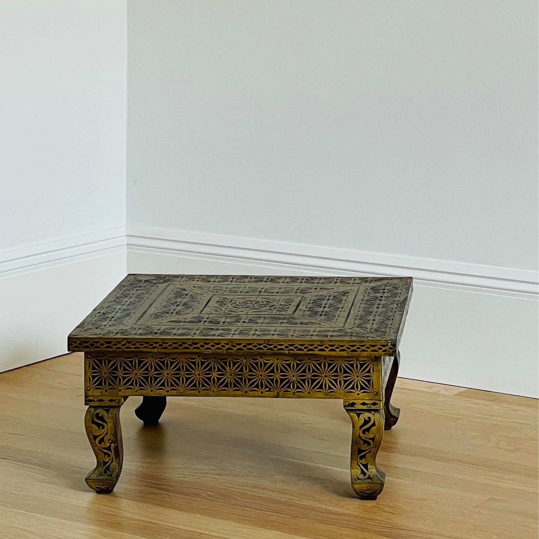 MATERI%28A%29NTIQUES+WOODEN+WITH+BRASS+INLAY+SIDE+TABLE%283%29.jpg