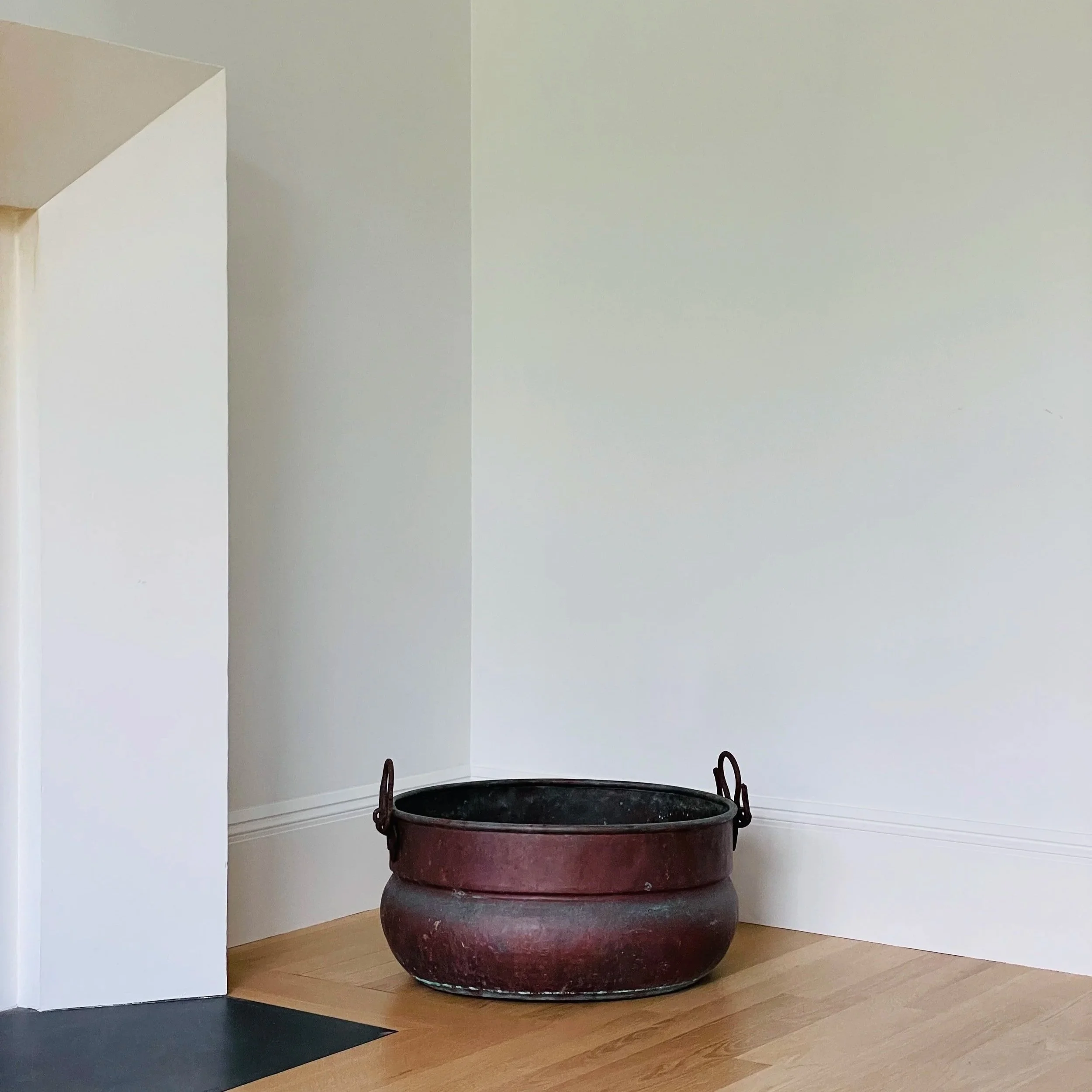 MATERI(A)NTIQUES LARGE COPPER VESSEL WITH HANDLES