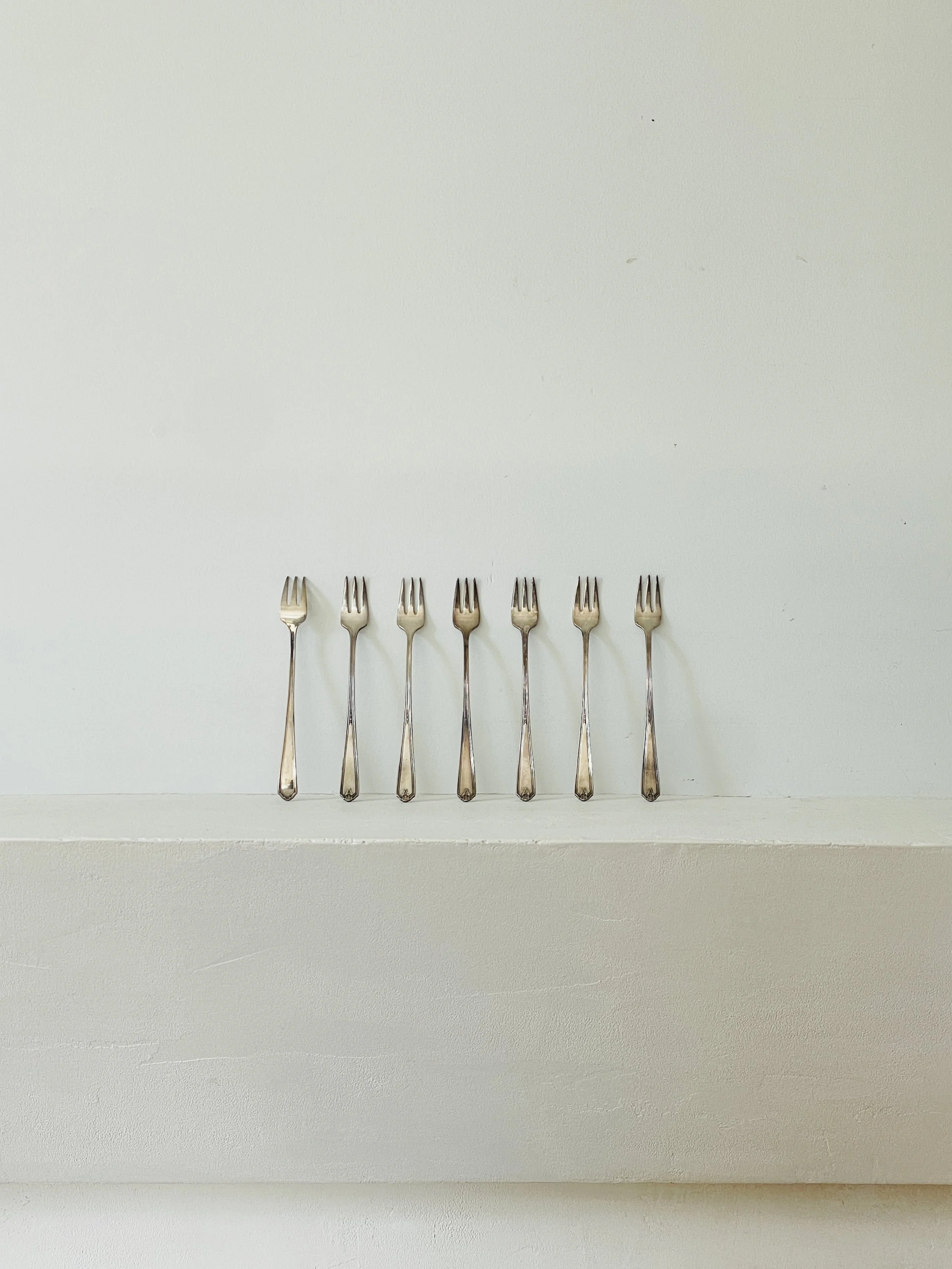 MATERI(A)NTIQUES SILVER PLATE SMALL SERVING FORK SET OF 7.jpg
