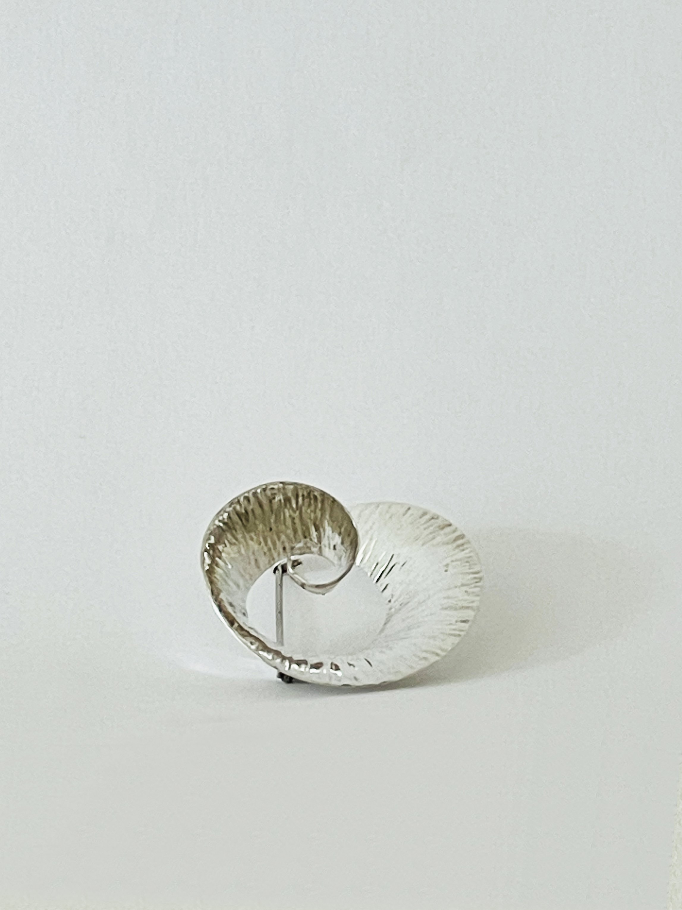 MATERI(A)NTIQUES UNISEX STERLING SPIRAL BROOCH(5).jpg