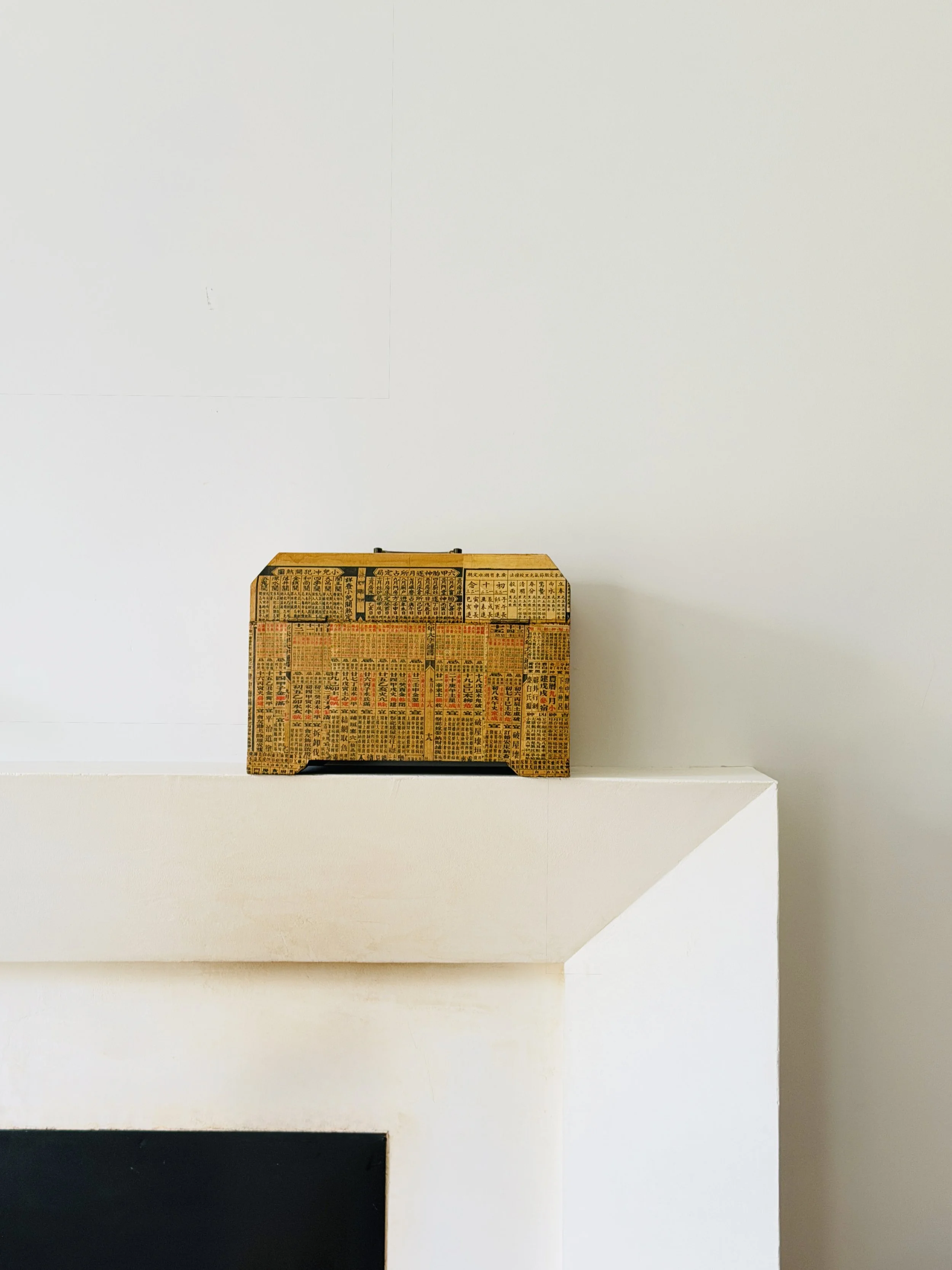 MATERI(A)NTIQUES LARGE DECOUPAGE WOODEN HINGED BOX WITH CHINESE NEWSPRINT 582-A(5).jpg