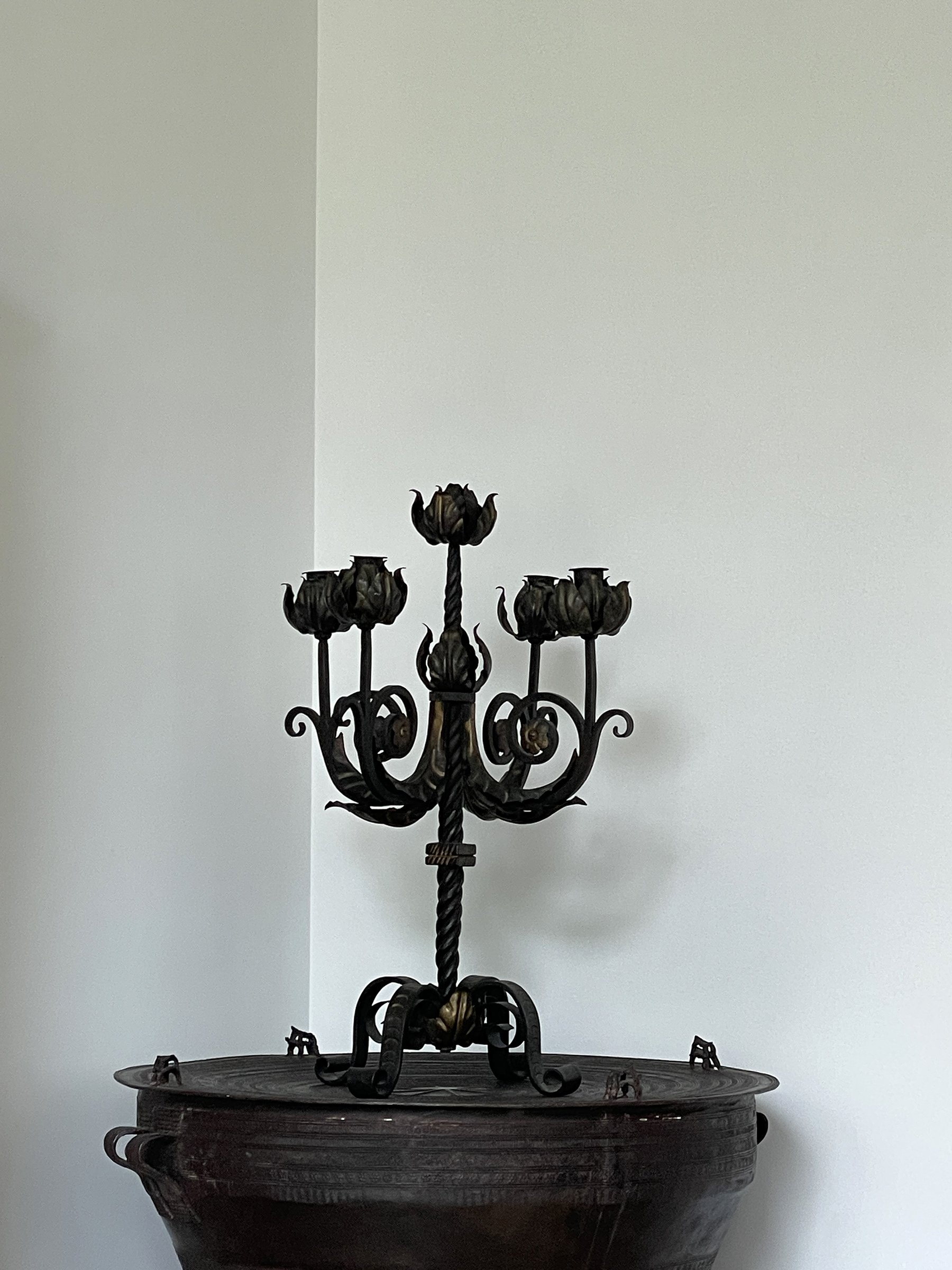 MATERI(A)NTIQUES LARGE BLACK IRON FLORAL FIVE ARM CANDELABRA(2).jpg