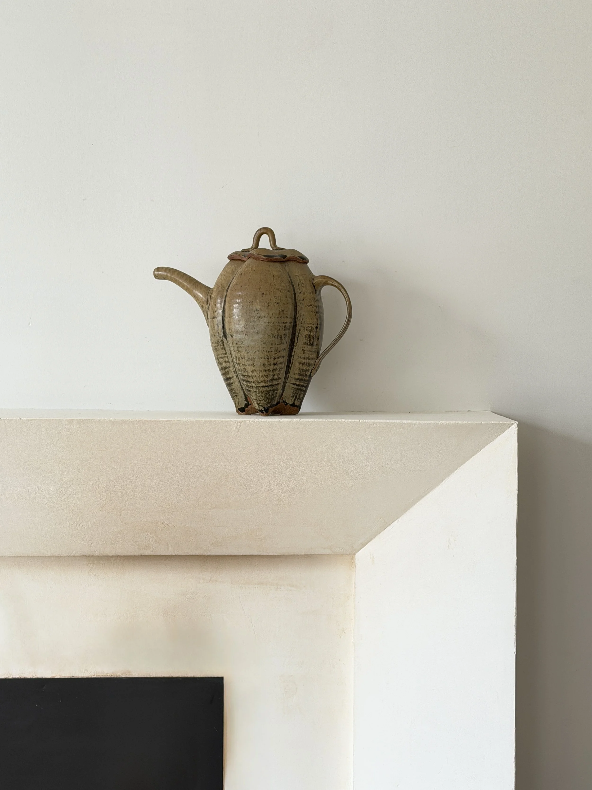 MATERI(A)NTIQUES STUDIO ART POTTERY BULBOUS SCULPTURAL TEAPOT 465-A.jpg