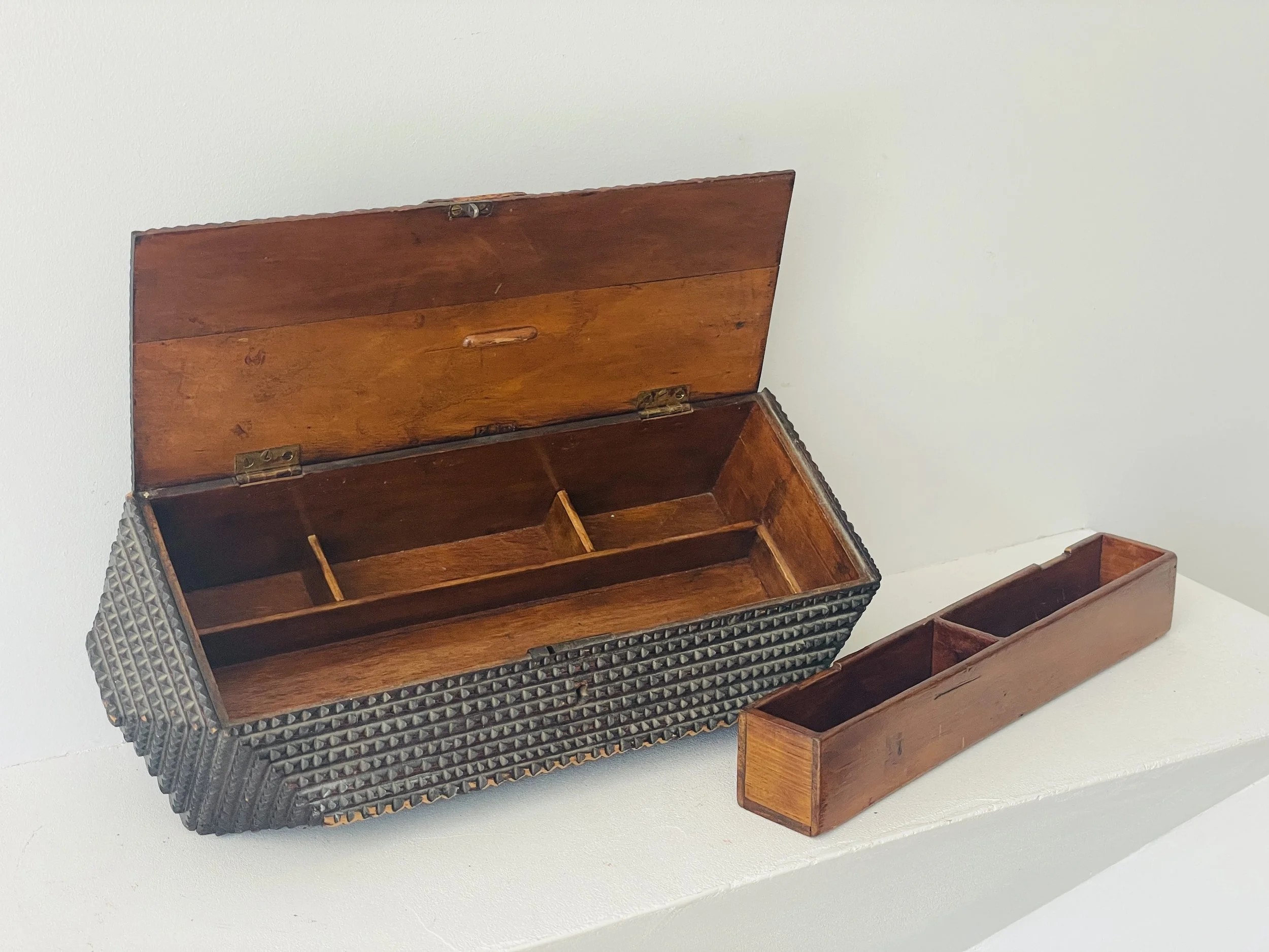 MATERI(A)NTIQUES MULTI ANGLED TRAMP ART WOODEN CURIO BOX(7).jpg