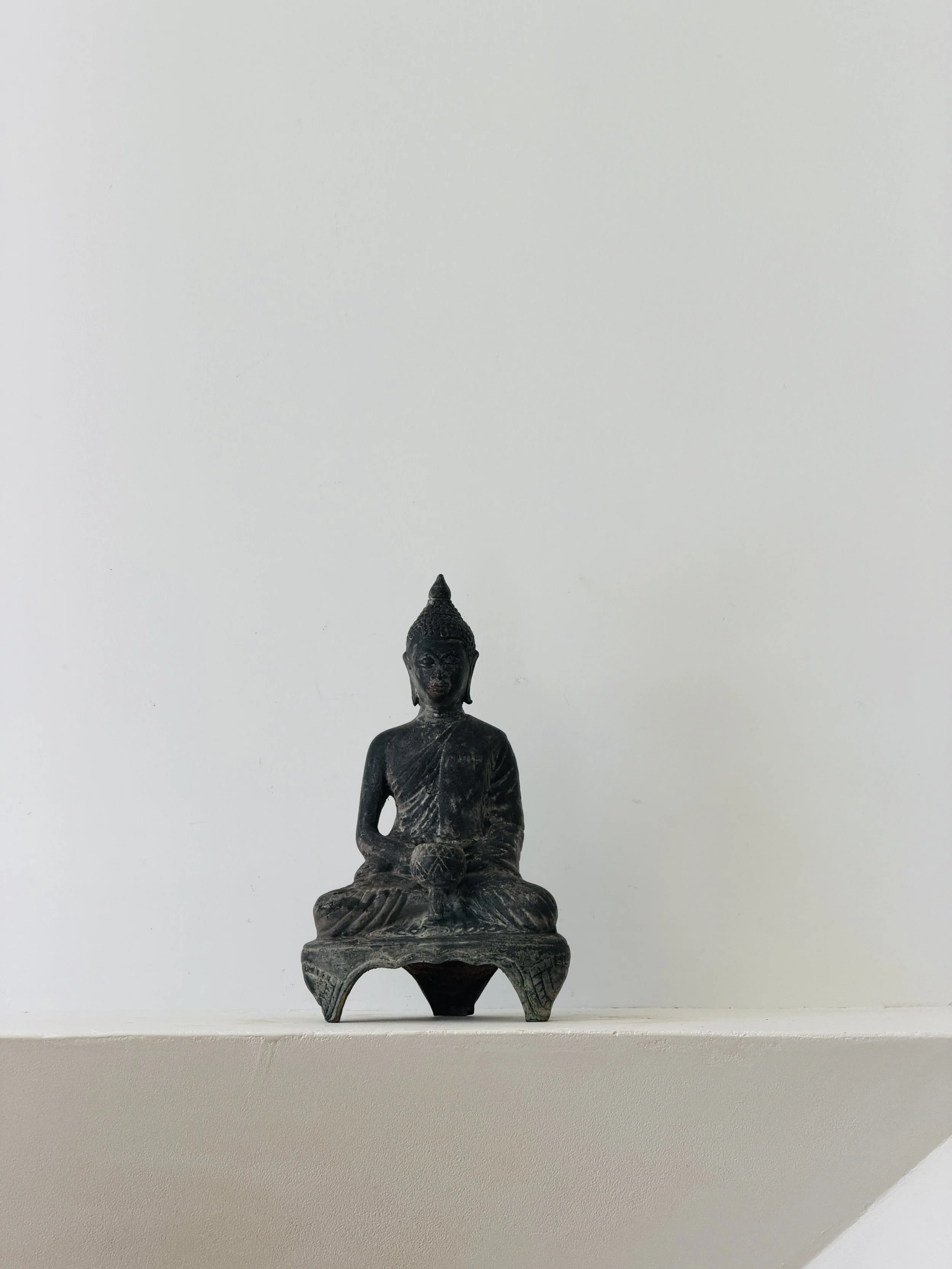 MATERI(A)NTIQUES MEDIUM CAST BRONZE SEATED BUDDHA ON STAND 565-A(2).jpg