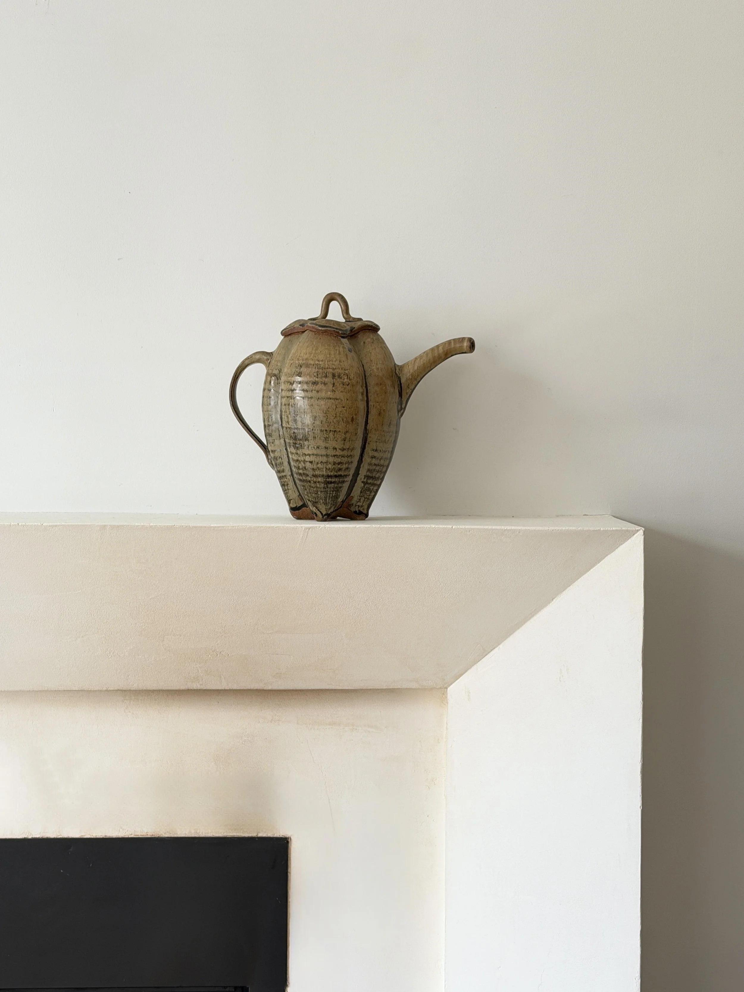 MATERI(A)NTIQUES STUDIO ART POTTERY BULBOUS SCULPTURAL TEAPOT 465-A(4).jpg