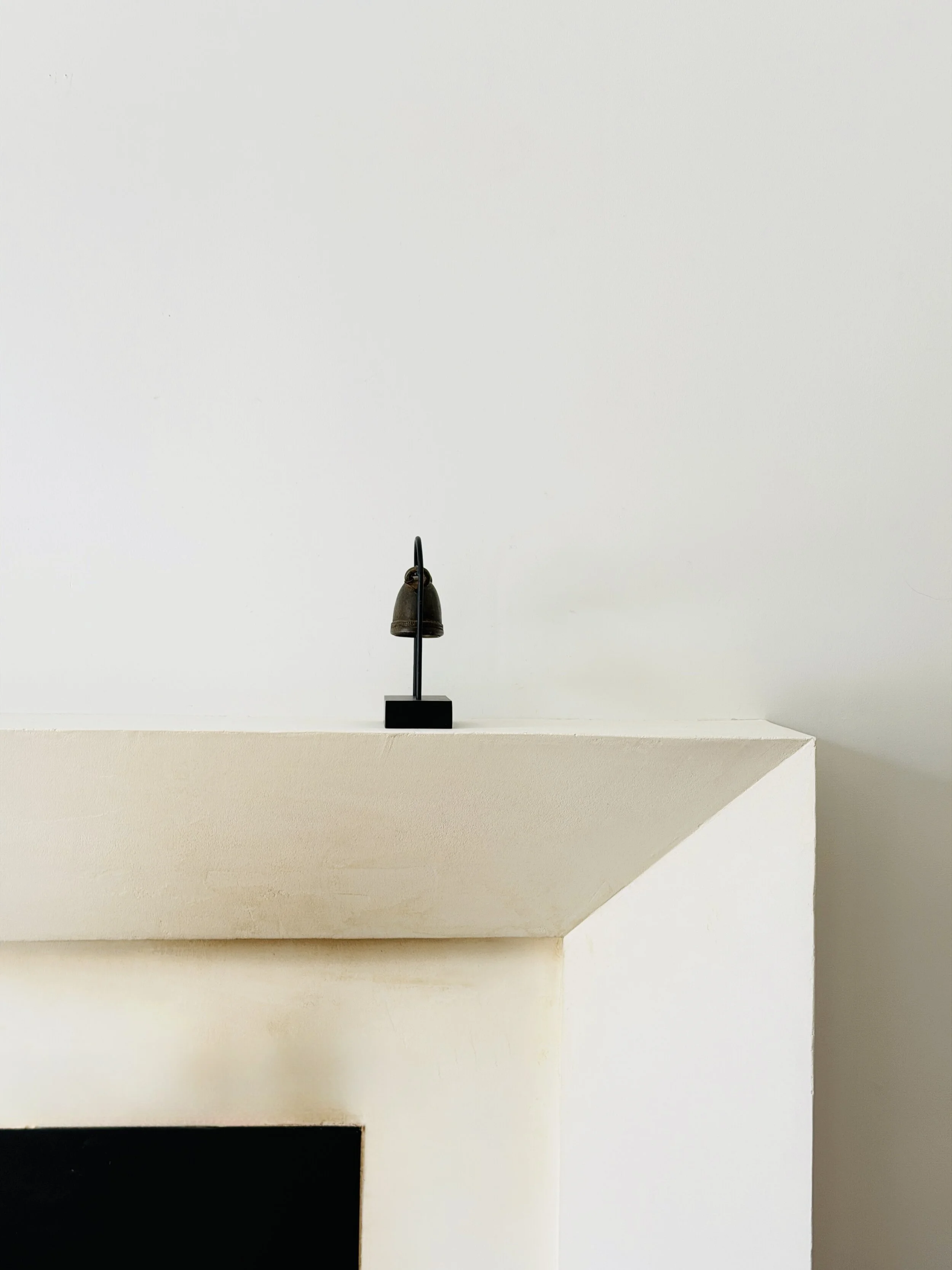 MATERI(A)NTIQUES MEDIUM THAI : BURMESE FARM ANIMAL BRONZE BELL LATE 19TH C. - EARLY 20TH C.; SIMPLE BRAIDED BAND BASE DETAIL 419-A(5).jpg