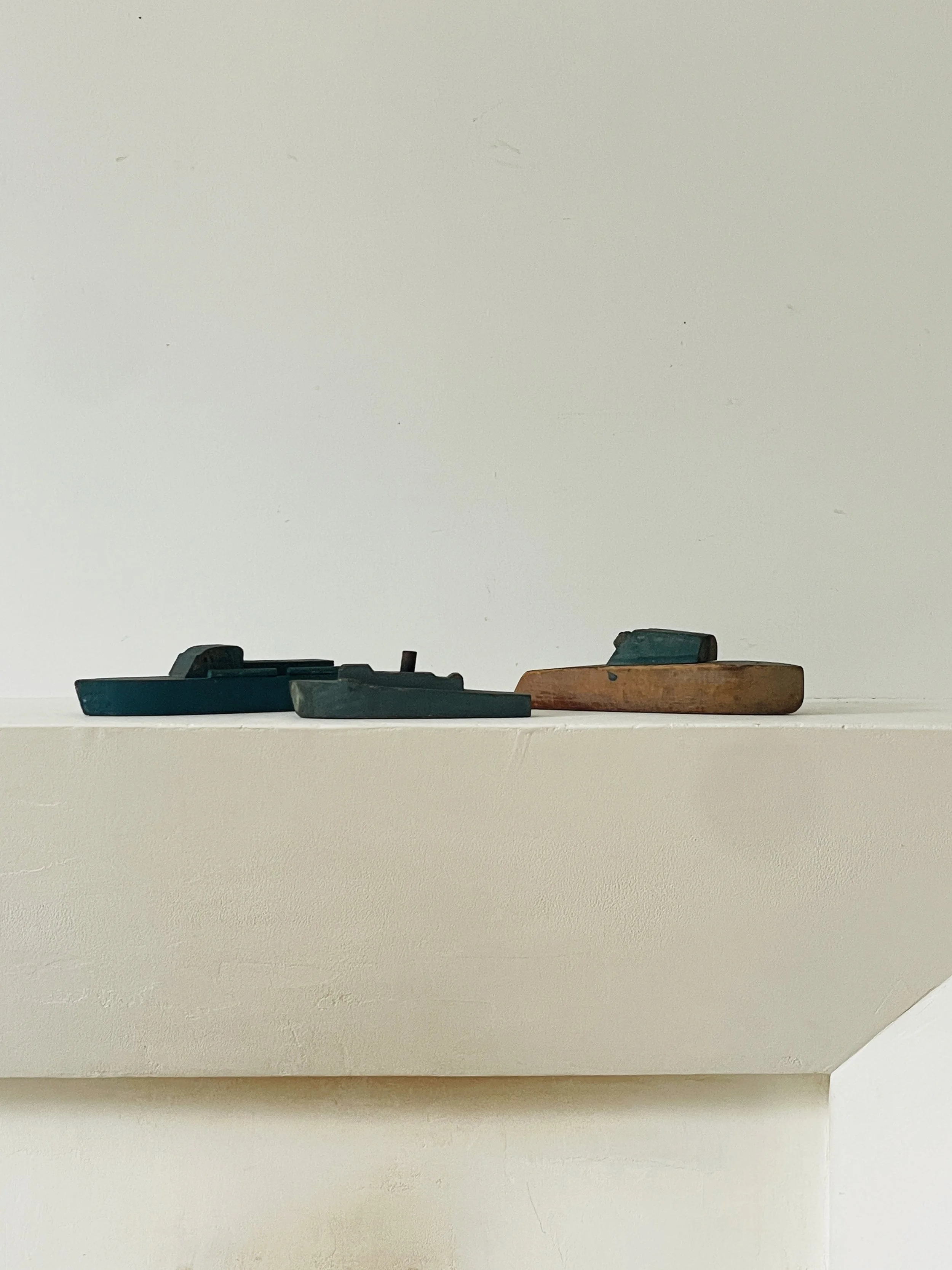 MATERI(A)NTIQUES SET OF 3 WOODEN HAND PAINTED TOY BOATS(2).jpg