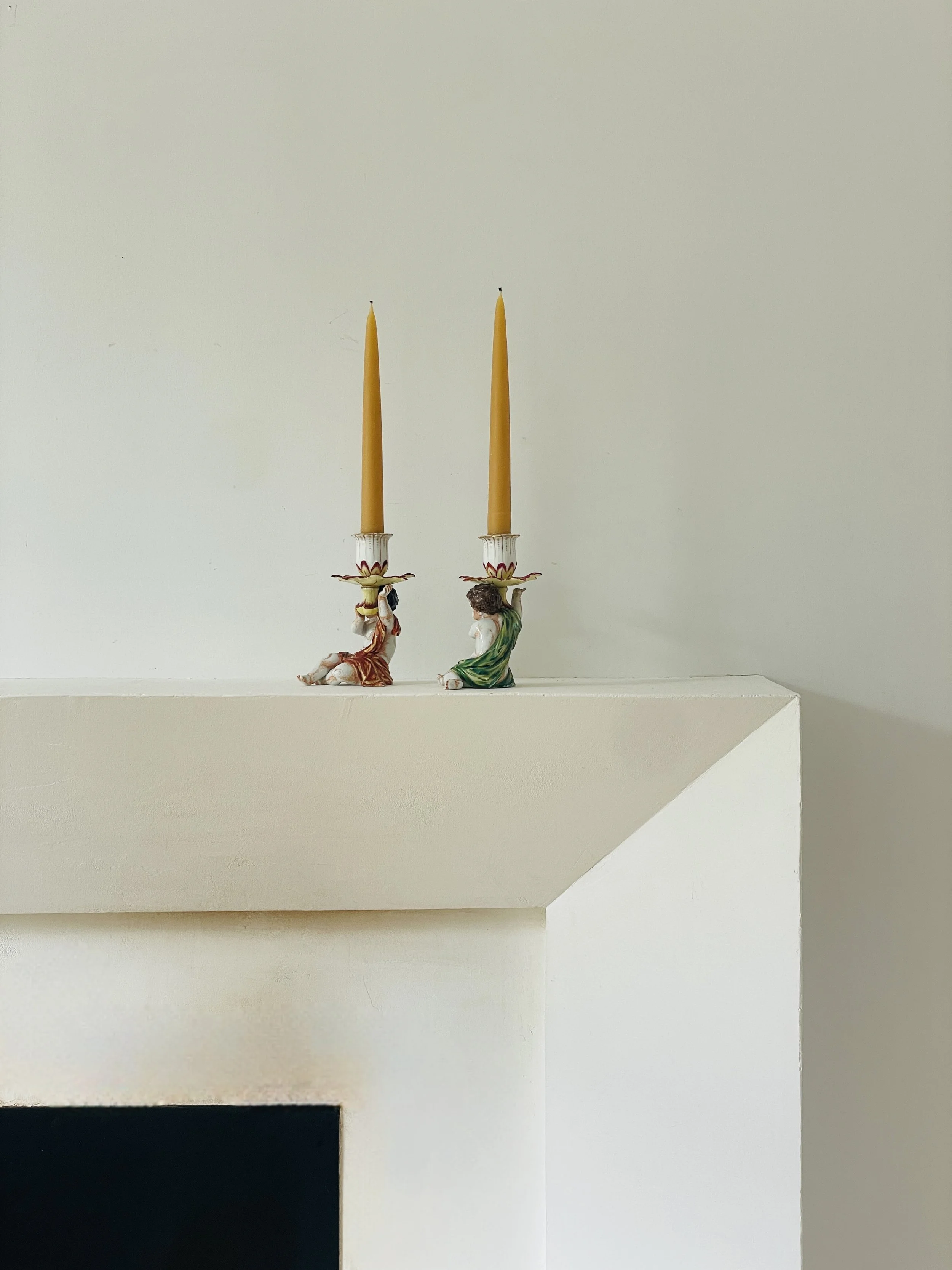 MATERI(A)NTIQUES RED AND GREEN CHERUB WITH FLOWER MOTIF PORCELAIN CANDLESTICK SET(3).jpg