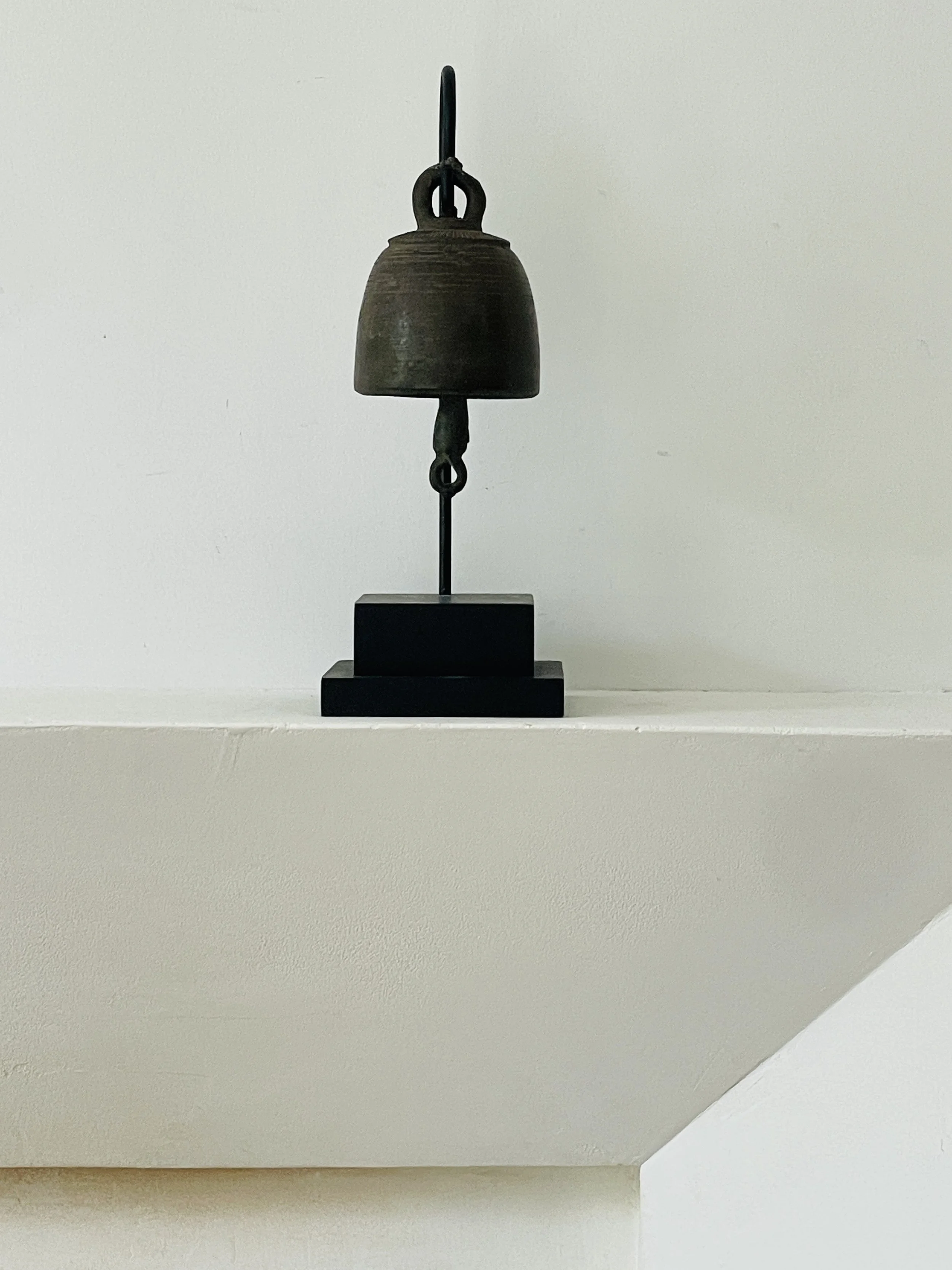 MATERI(A)NTIQUES LARGE BRONZE BURMESE BELL WITH HORIZONTAL LINES AND TEXT(2).jpg