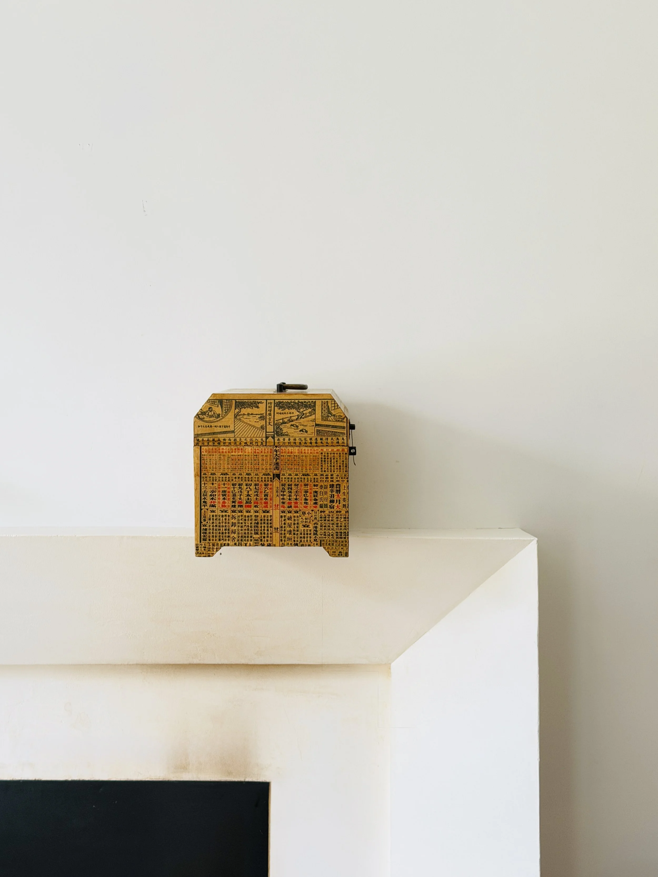 MATERI(A)NTIQUES LARGE DECOUPAGE WOODEN HINGED BOX WITH CHINESE NEWSPRINT 582-A(6).jpg
