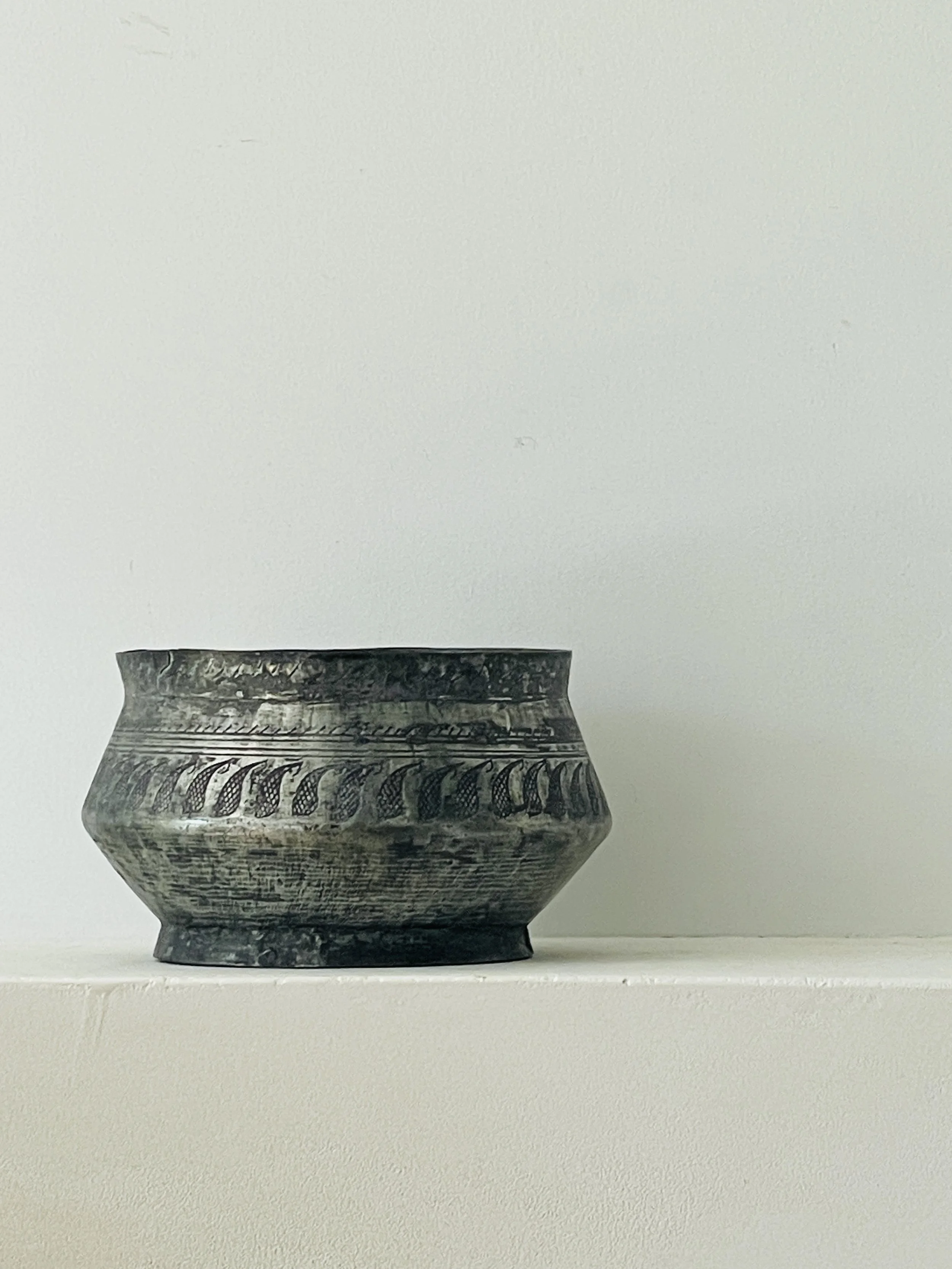 MATERI(A)NTIQUES TIN COPPER BOWL WITH SURFACE DESIGN(2).jpg