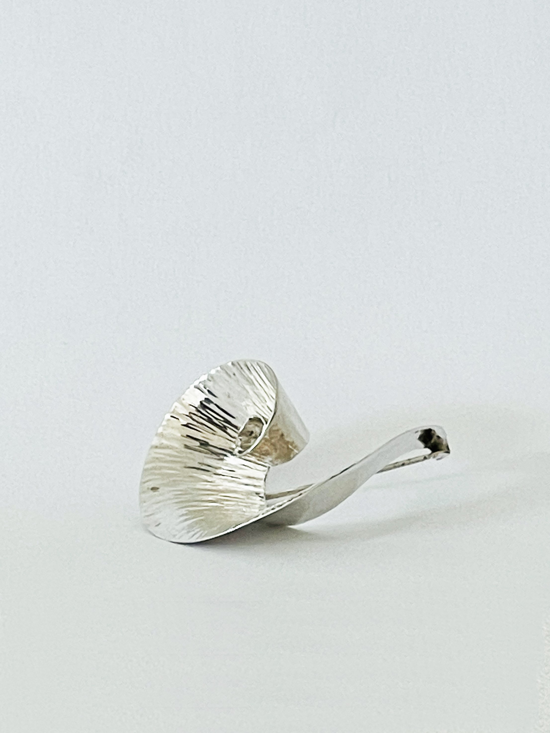 MATERI(A)NTIQUES UNISEX STERLING SPIRAL BROOCH 330-A