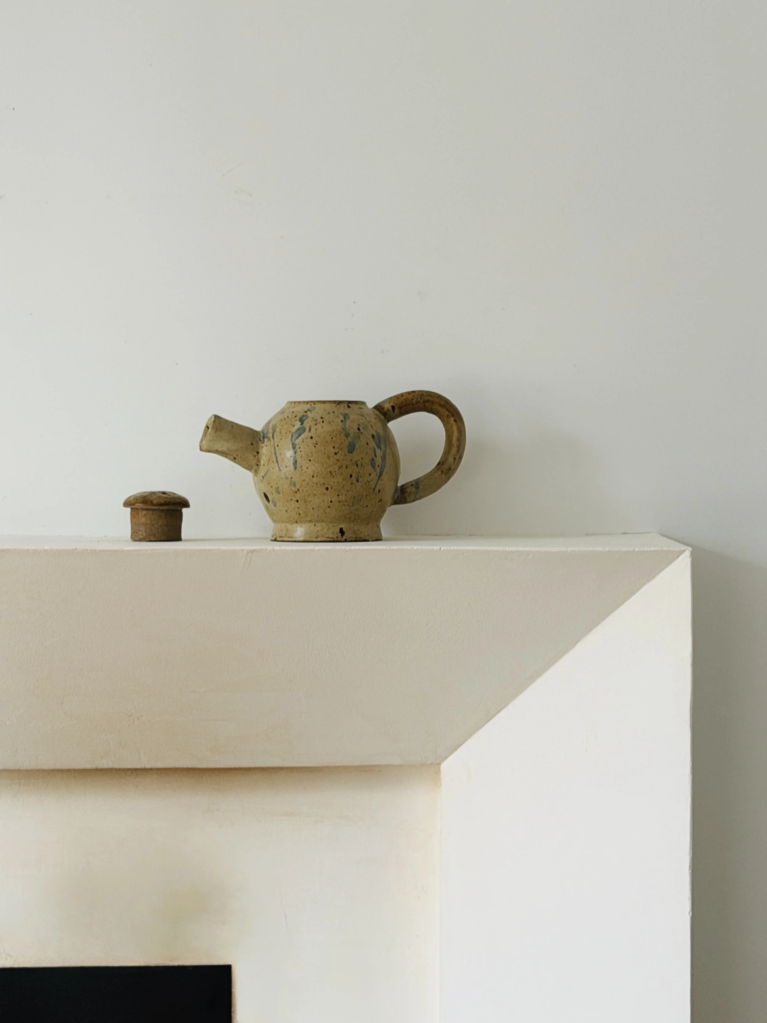 MATERI(A)NTIQUES MEDIUM TAN WITH BLUE SPLATTER CERAMIC ROUND PITCHER WITH LID