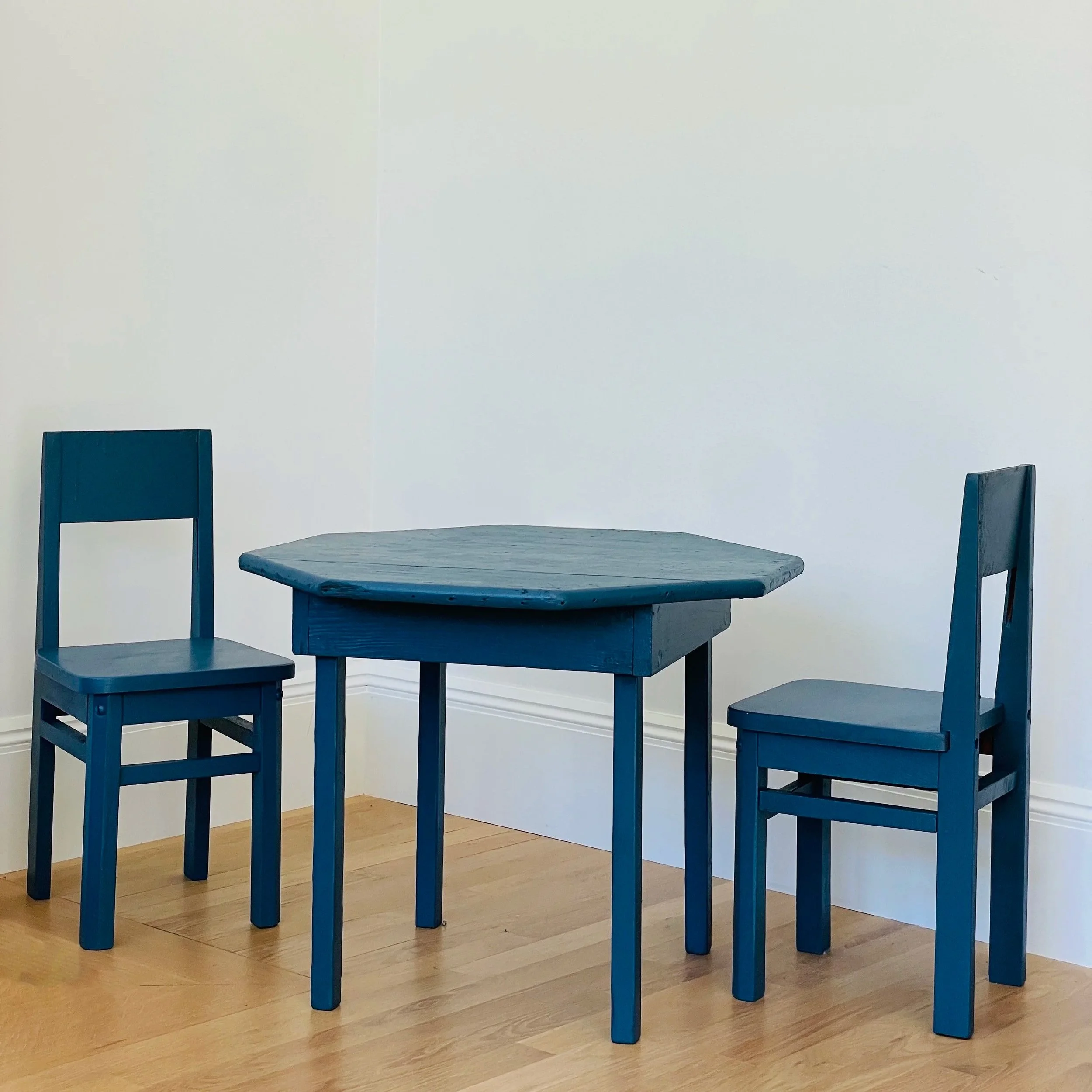 MATERI%28A%29NTIQUES+BLUE+PAINTED+WOOD+CHILDRENS+TABLE+AND+CHAIRS+SET%282%29.jpg