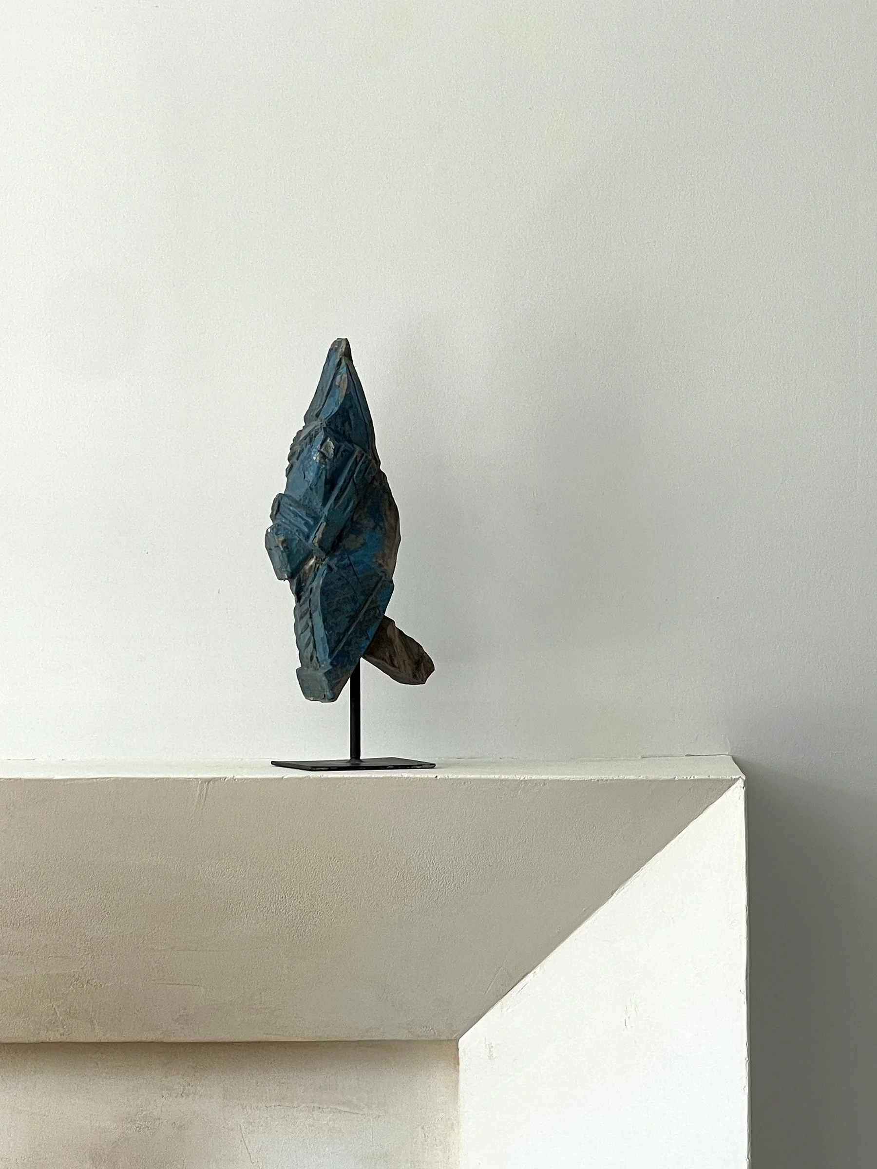 MATERI(A)NTIQUES WOODEN HORSEHEAD DECORATIVE FRAGMENT ON BASE; BLUE AND AQUA