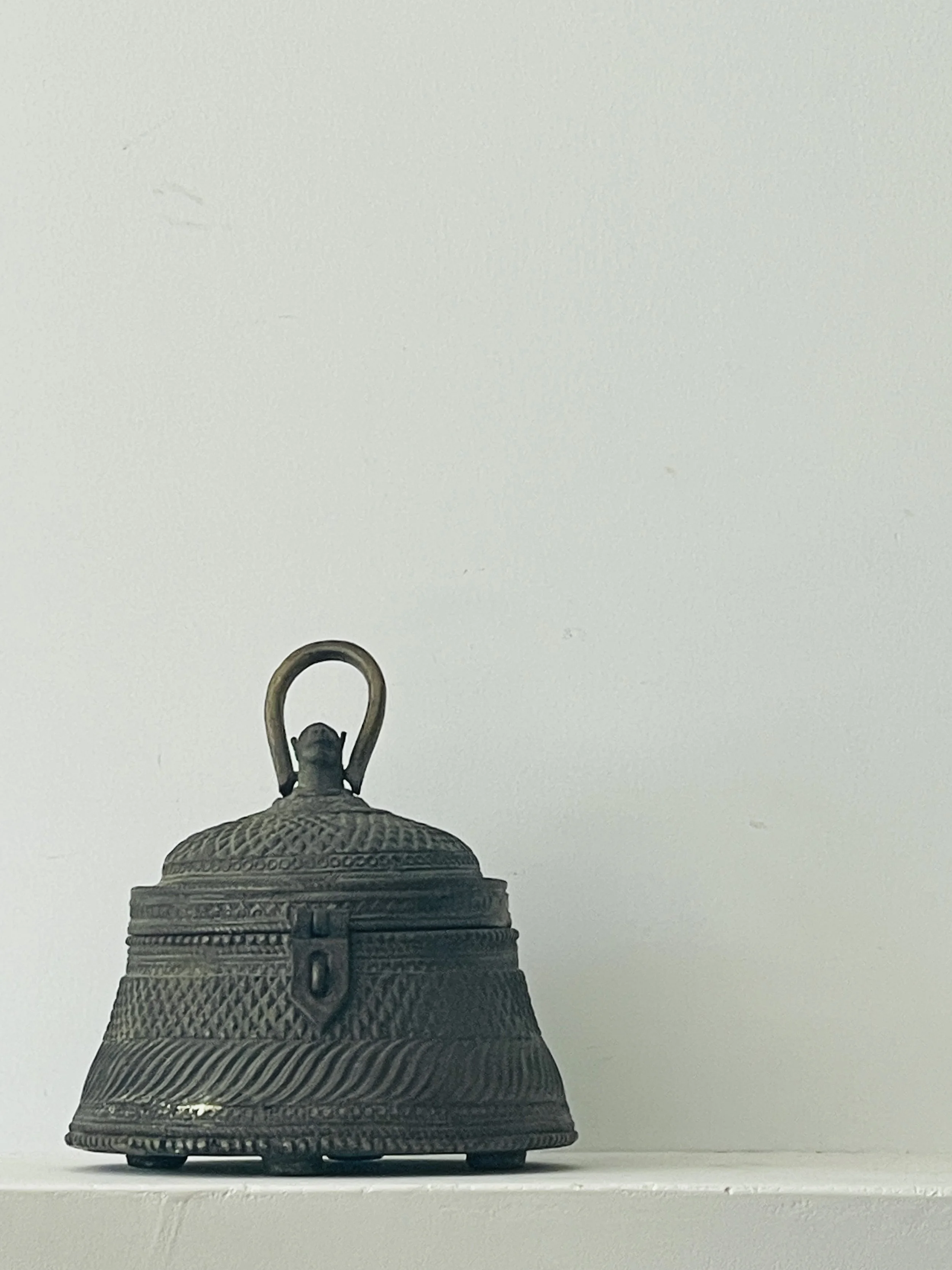 MATERI(A)NTIQUES BRONZE LIDDED VESSEL WITH TOP HANDLE(2).jpg