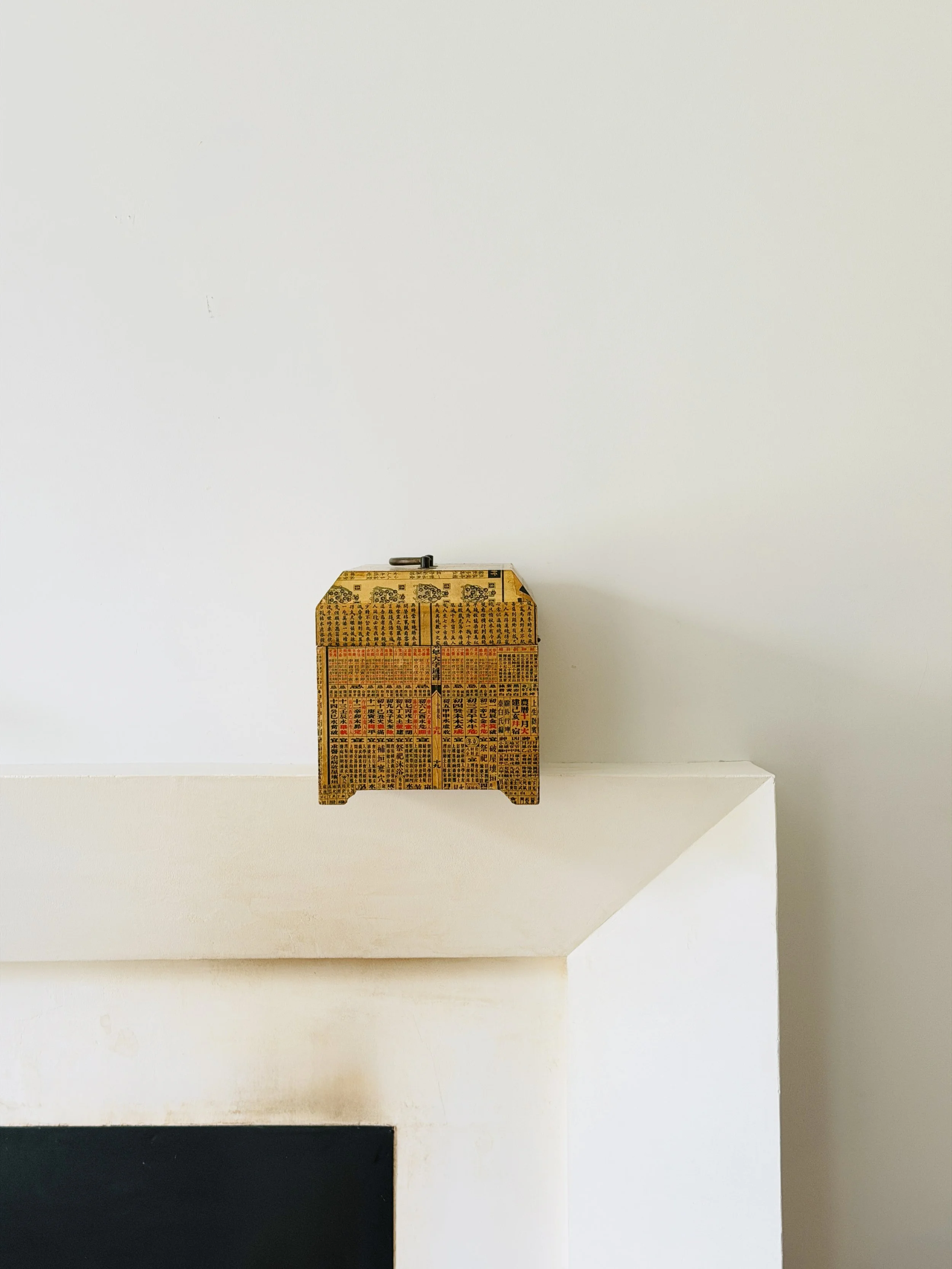 MATERI(A)NTIQUES LARGE DECOUPAGE WOODEN HINGED BOX WITH CHINESE NEWSPRINT 582-A(3).jpg