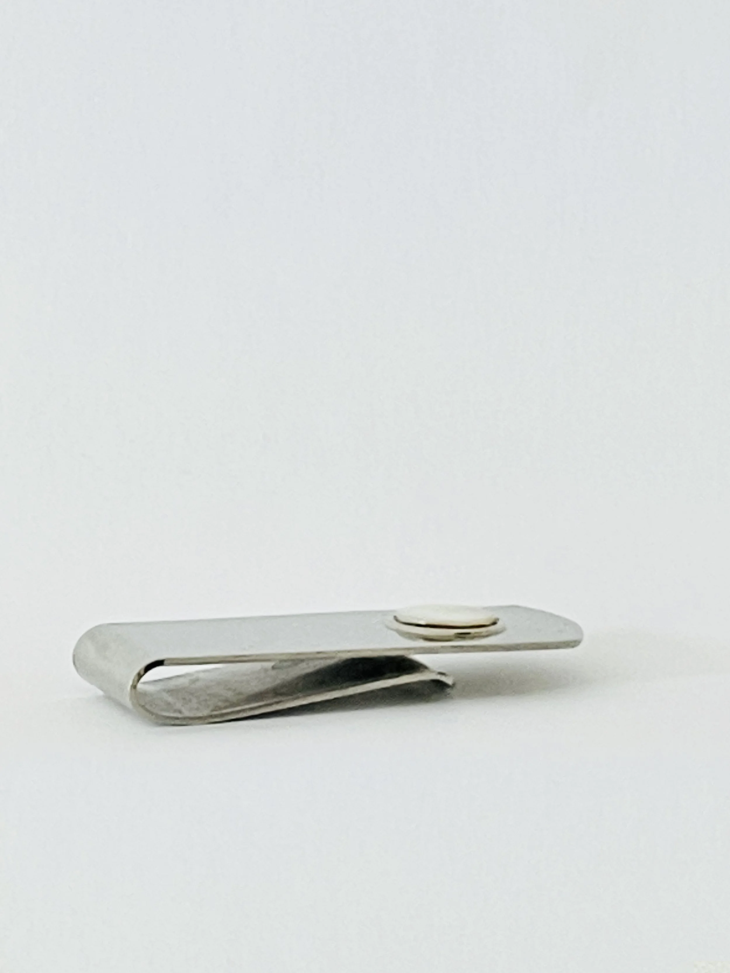 MATERI(A)NTIQUES SILVER PLATE MONEY CLIP WITH MOONSTONE CIRCULAR DETAIL(3).jpg