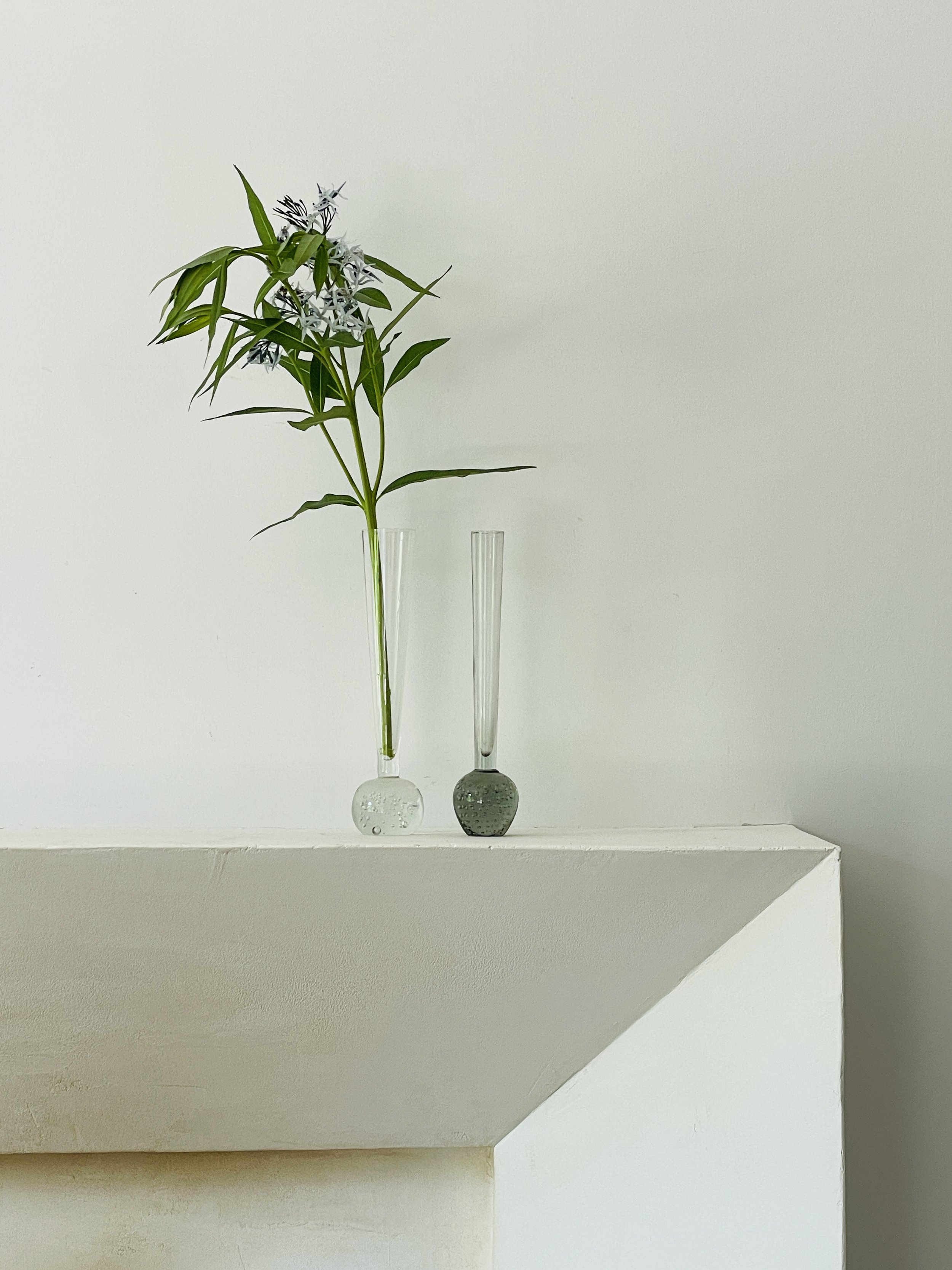MATERI(A)NTIQUES SET OF CHARCOAL AND CLEAR SMALL BLOWN GLASS BUBBLE VASES.jpg