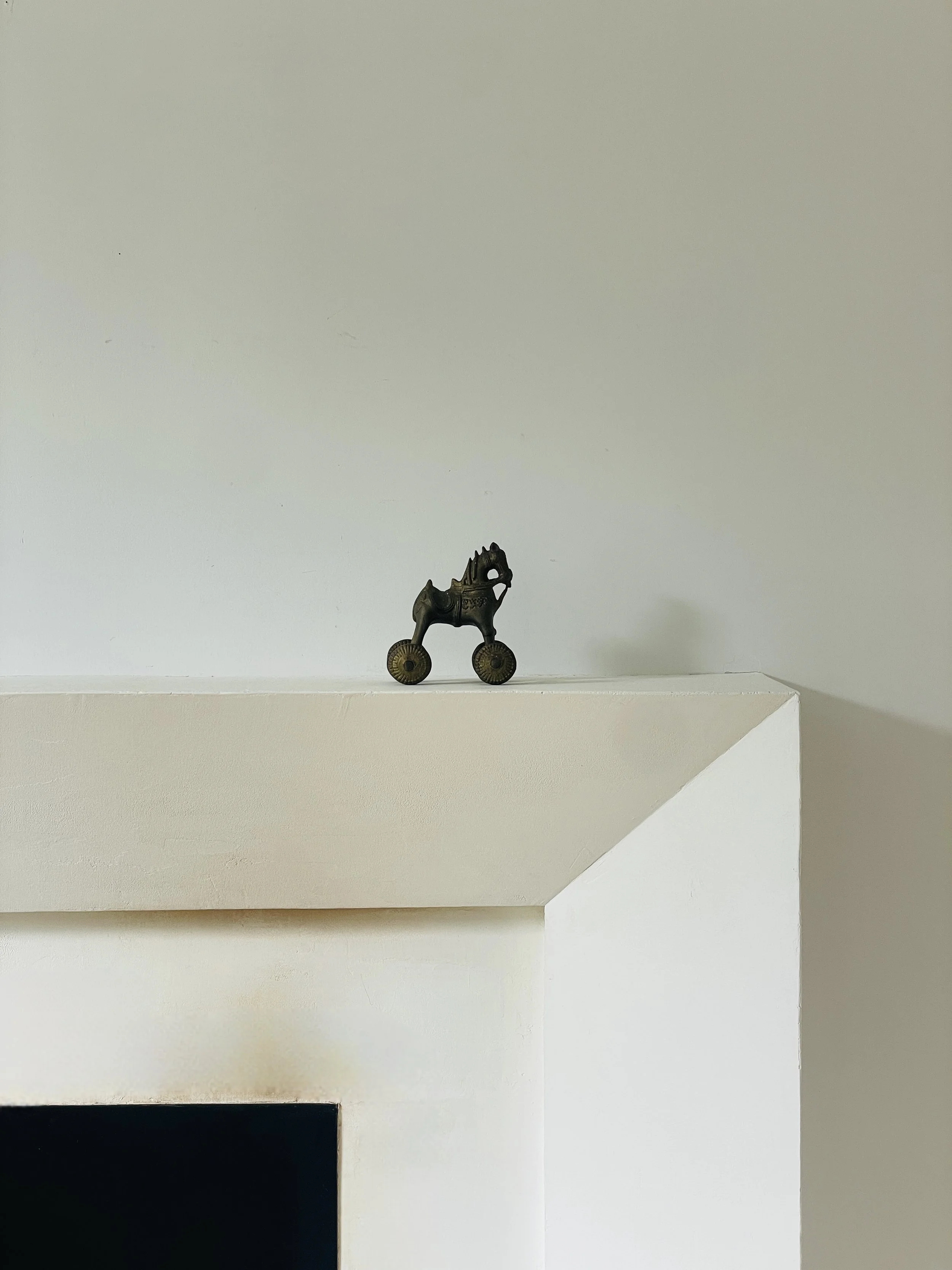 MATERI(A)NTIQUES BRASS TOY HORSE WITH PARTIALLY MOBILE WHEELS.jpg