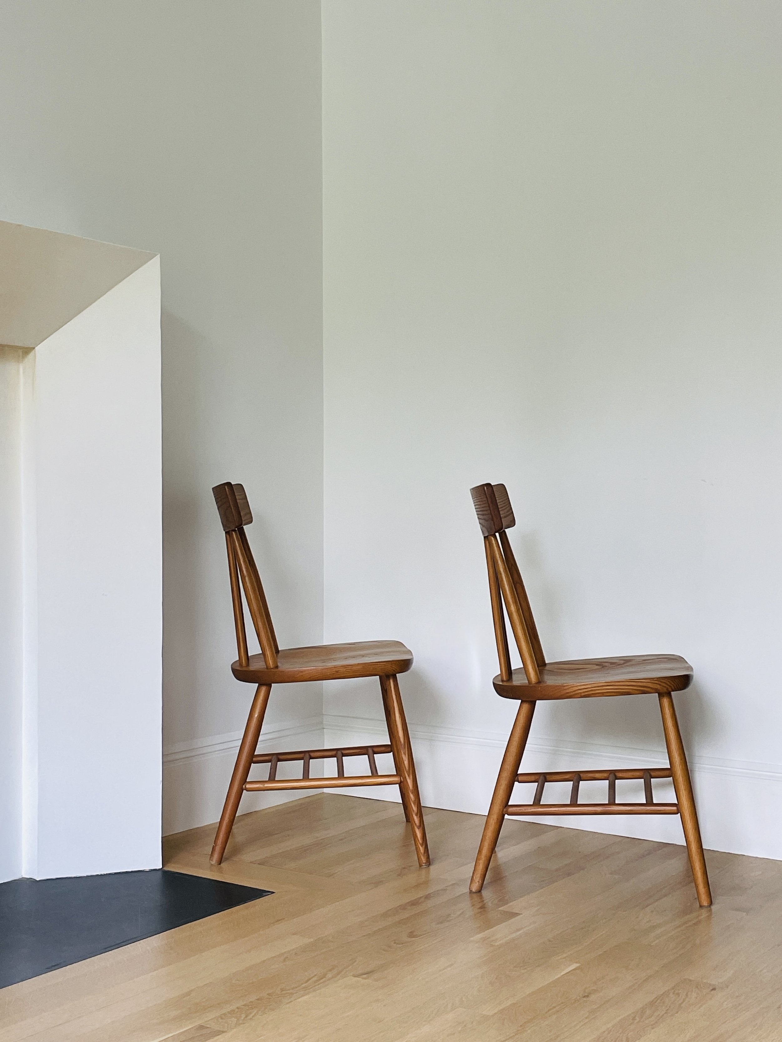 MATERI(A)NTIQUES MID CENTURY MODERN OAK WINDSOR CHAIR SET(4).jpg