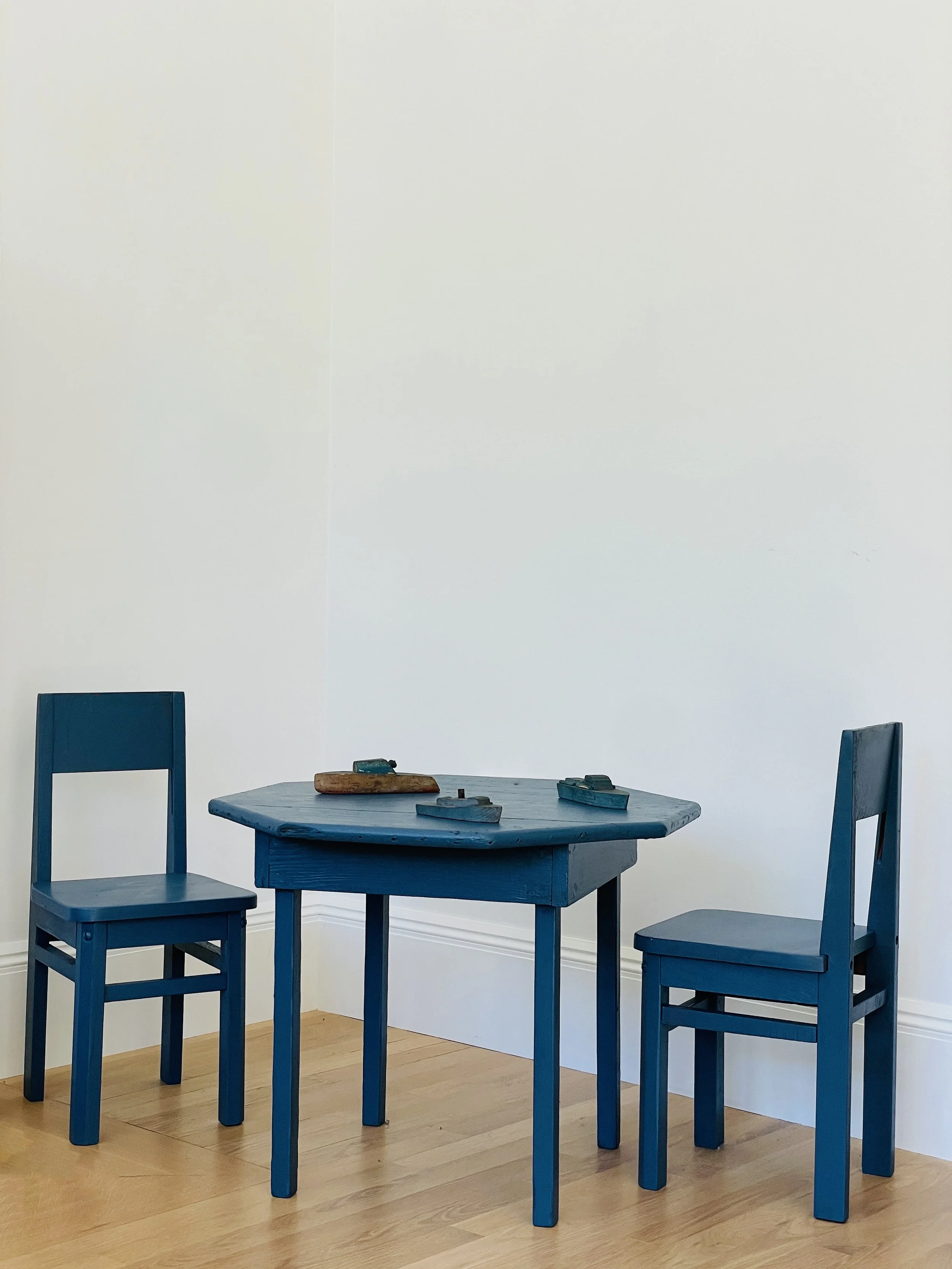 MATERI(A)NTIQUES BLUE PAINTED WOOD CHILDRENS TABLE AND CHAIRS SET