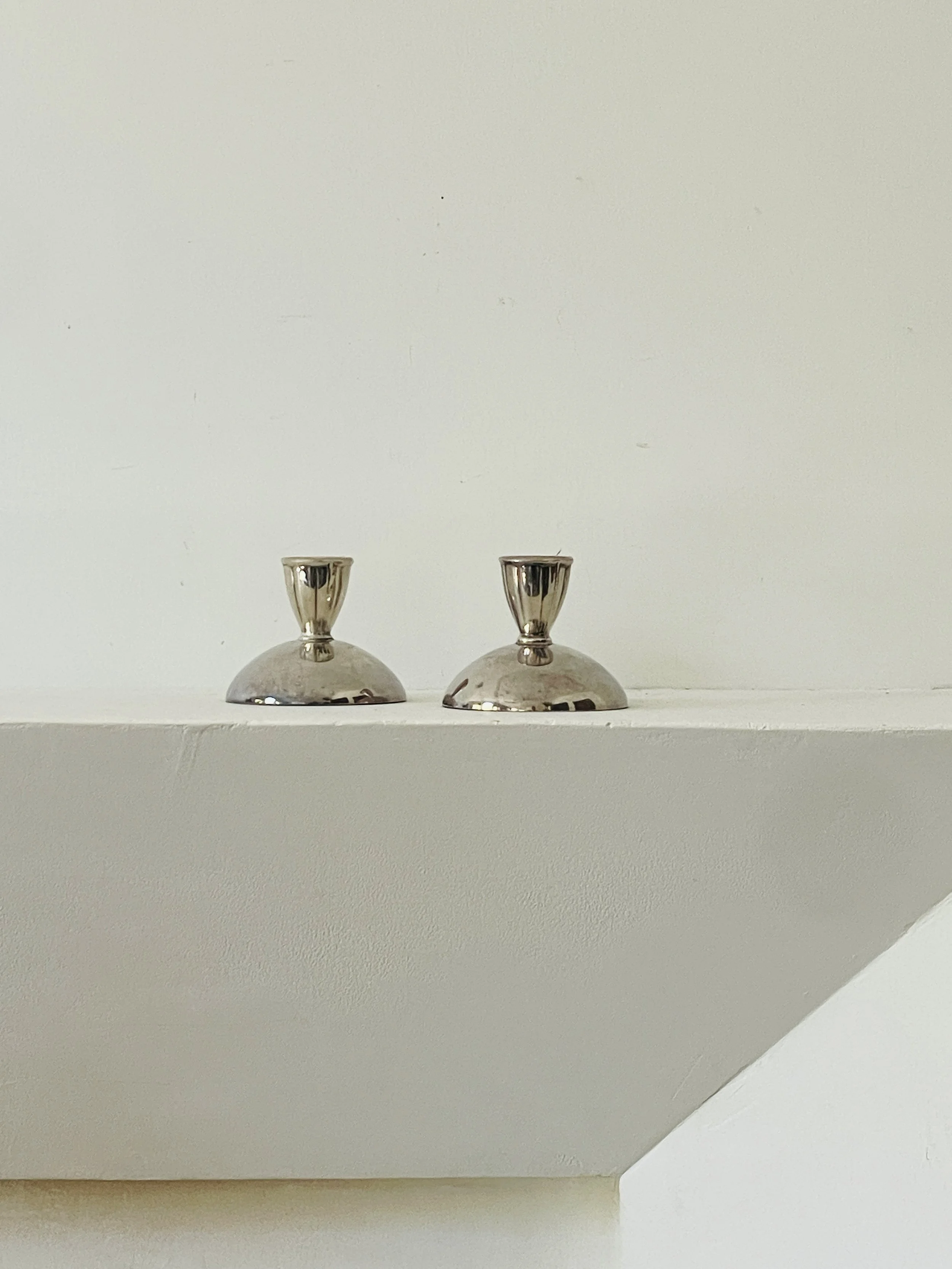 MATERI(A)NTIQUES MID CENTURY SILVER PLATE SHORT ROUNDED CANDLESTICK SET(3).jpg