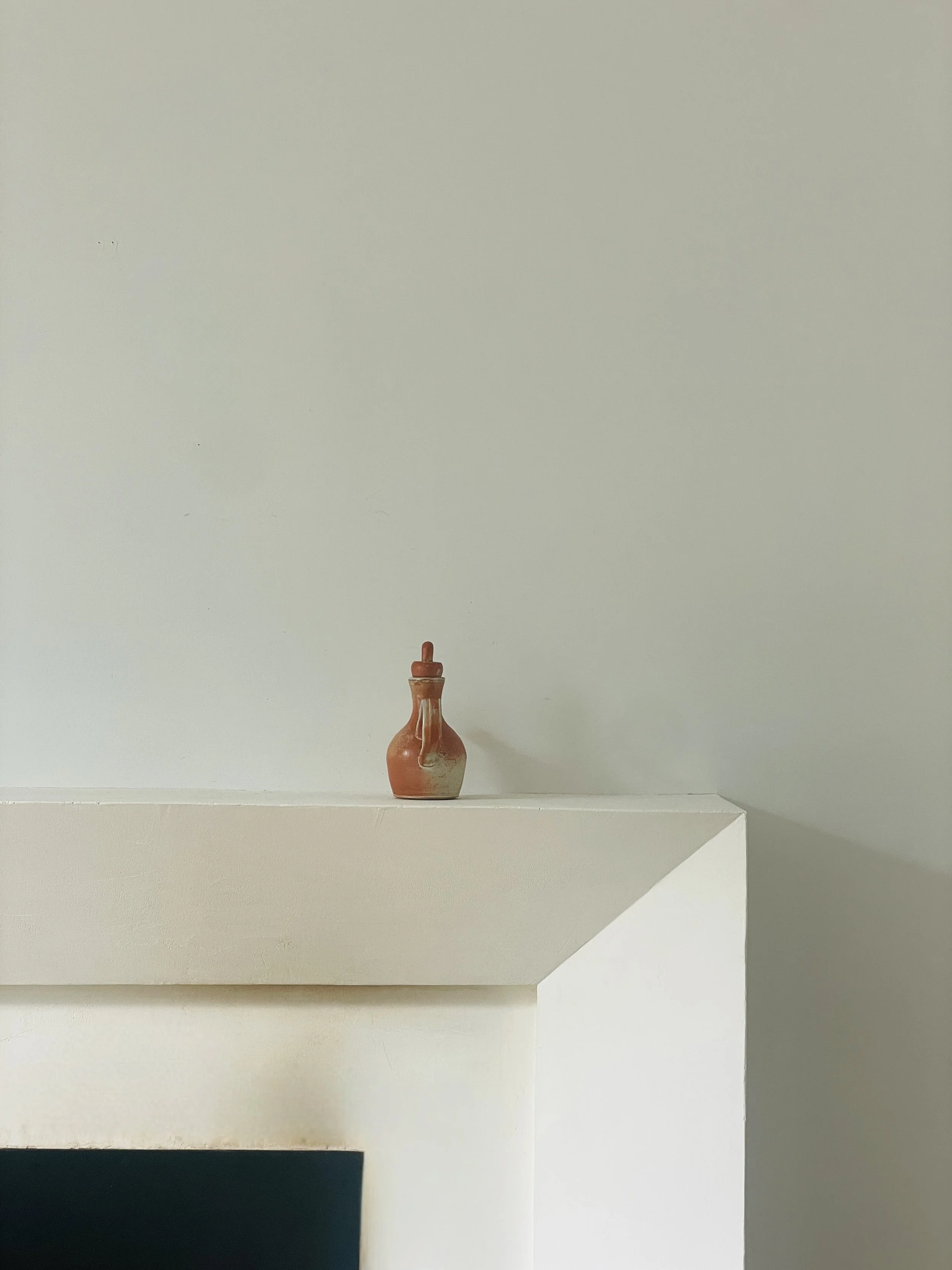 MATERI(A)NTIQUES SMALL MIXED COLOR EARTHENWARE  STUDIO POTTERY PITCHER WITH HANDLE AND LOOPED LID(4).jpg