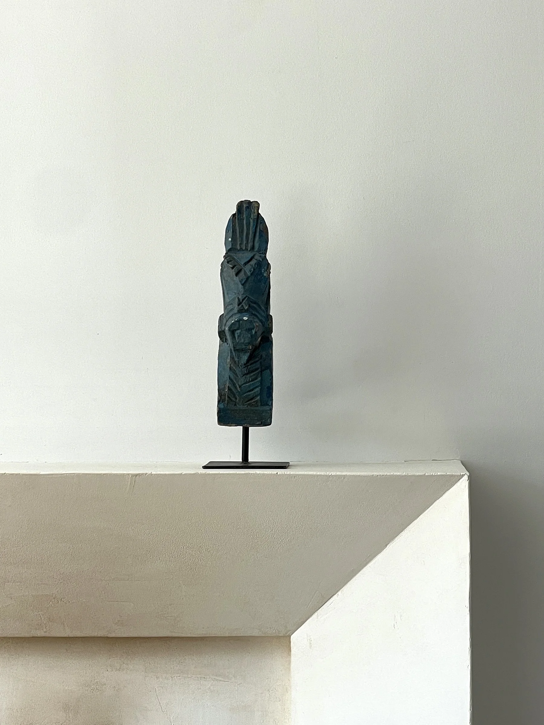 MATERI(A)NTIQUES WOODEN HORSEHEAD DECORATIVE FRAGMENT ON BAS