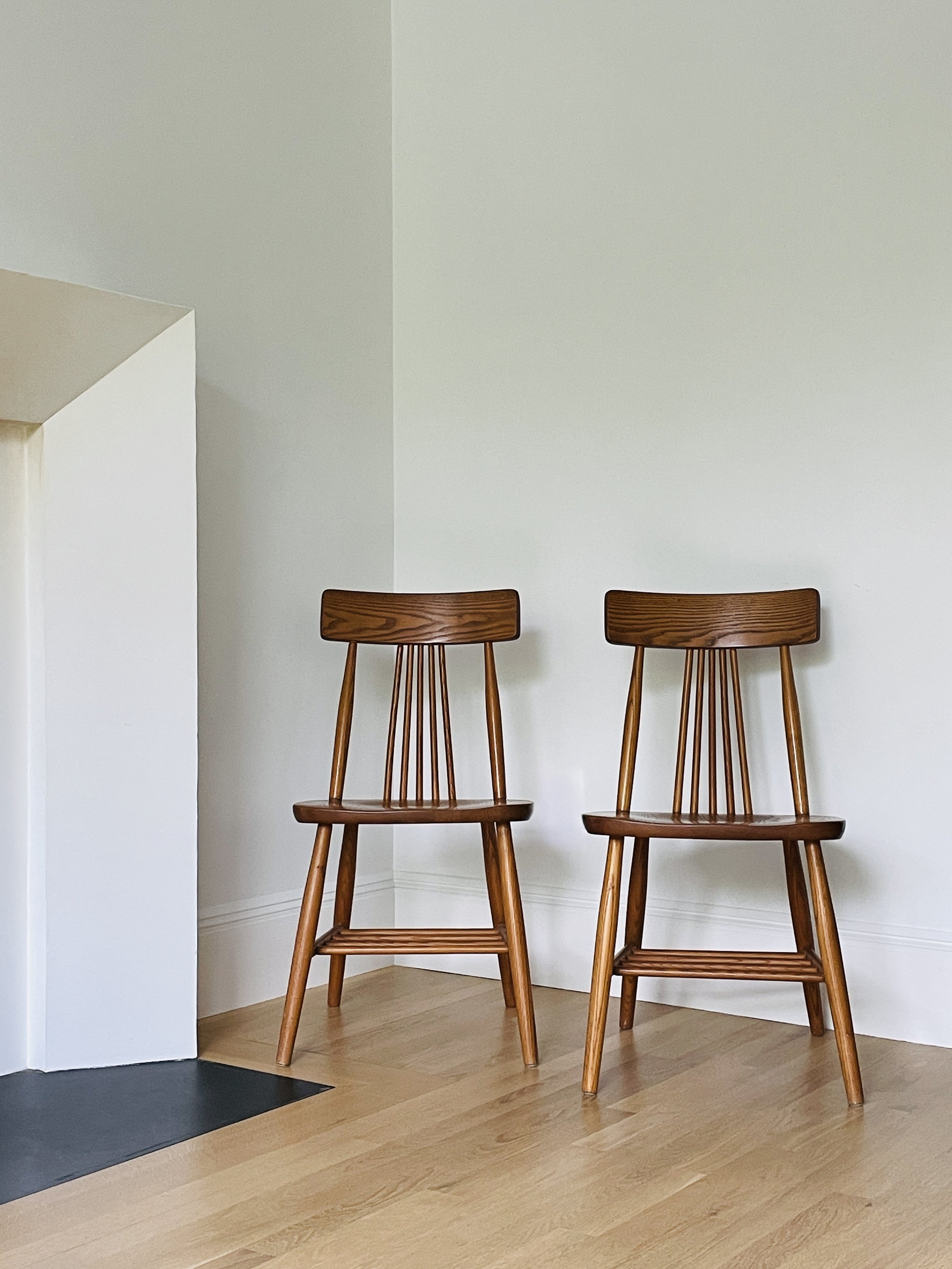 MATERI(A)NTIQUES MID CENTURY MODERN OAK WINDSOR CHAIR SET(5).jpg