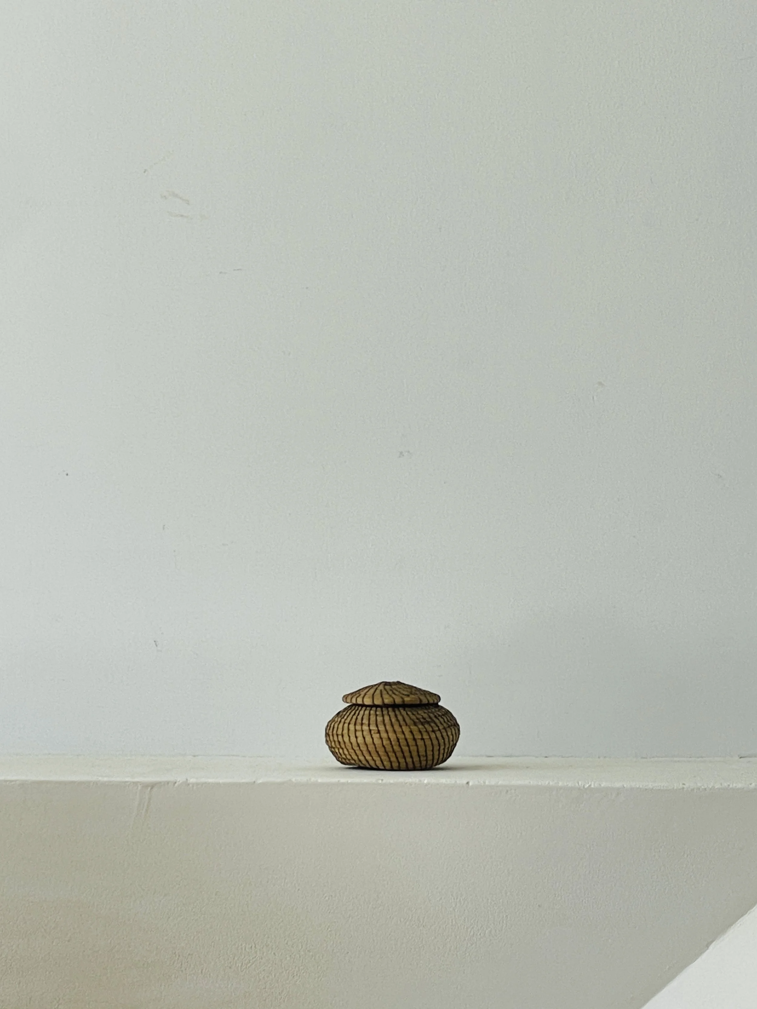 MATERI(A)NTIQUES SMALL NATIVE AMERICAN PINE NEEDLE BASKET(3).jpg