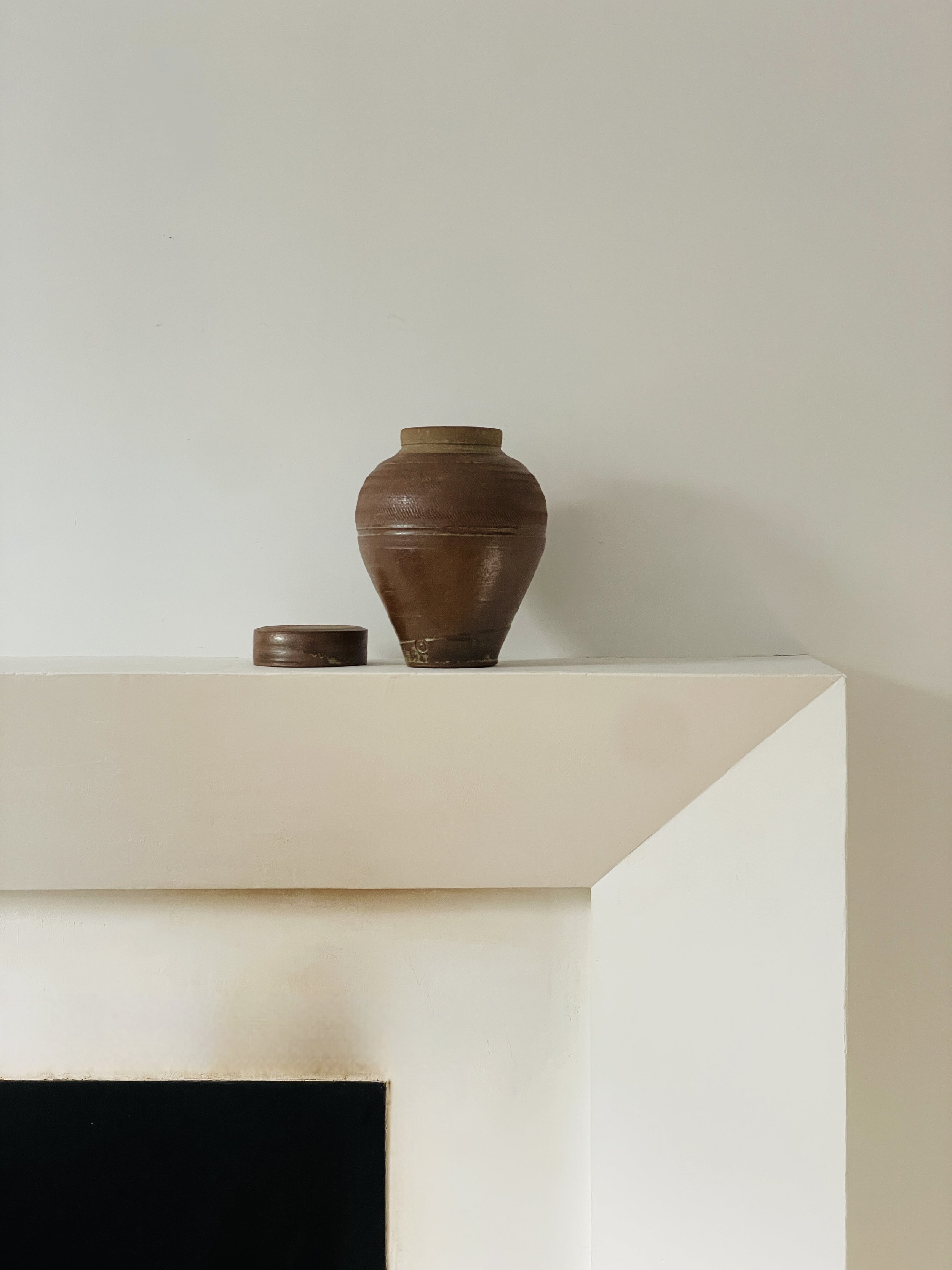 MATERI(A)NTIQUES MEDIUM LIDDED STUDIO POTTERY VASE WITH SURFACE DESIGN(4).jpg
