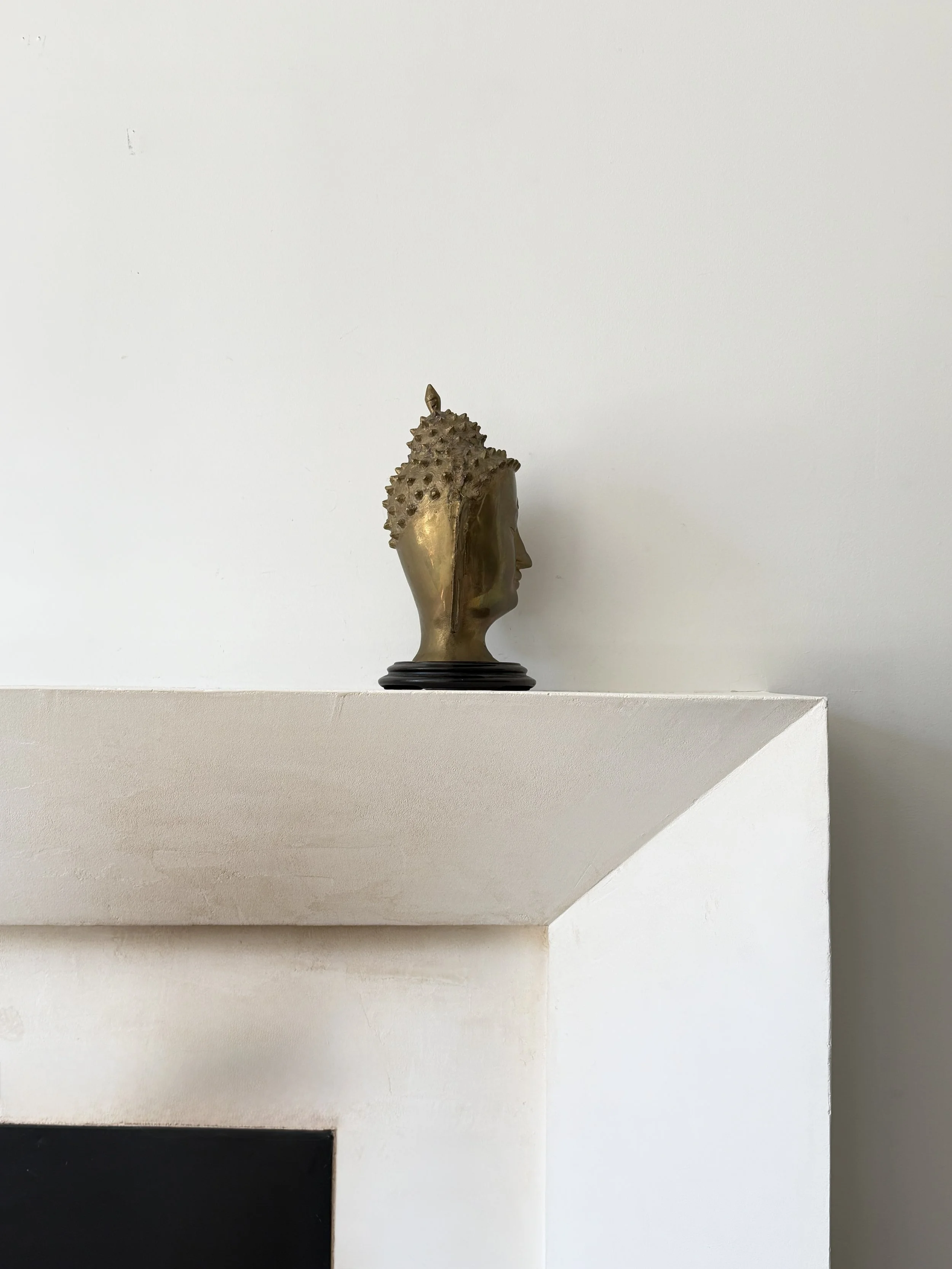 MATERI(A)NTIQUES LARGE CAST BRASS BUDDHA HEAD ON WOODEN STAND 501-A(4).jpg