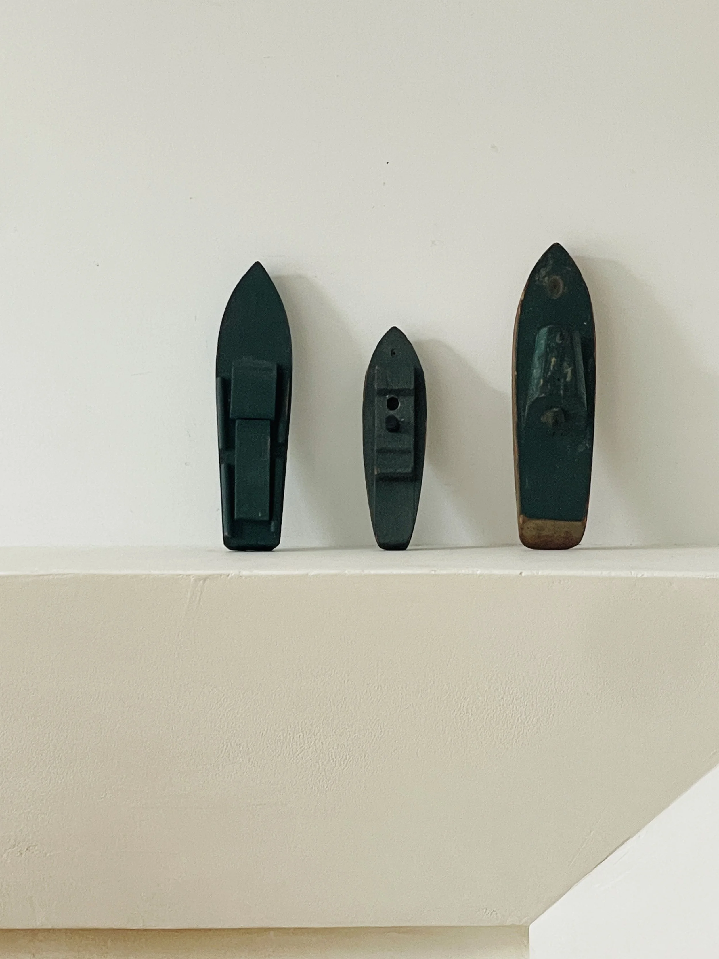 MATERI(A)NTIQUES SET OF 3 WOODEN HAND PAINTED TOY BOATS(8).jpg