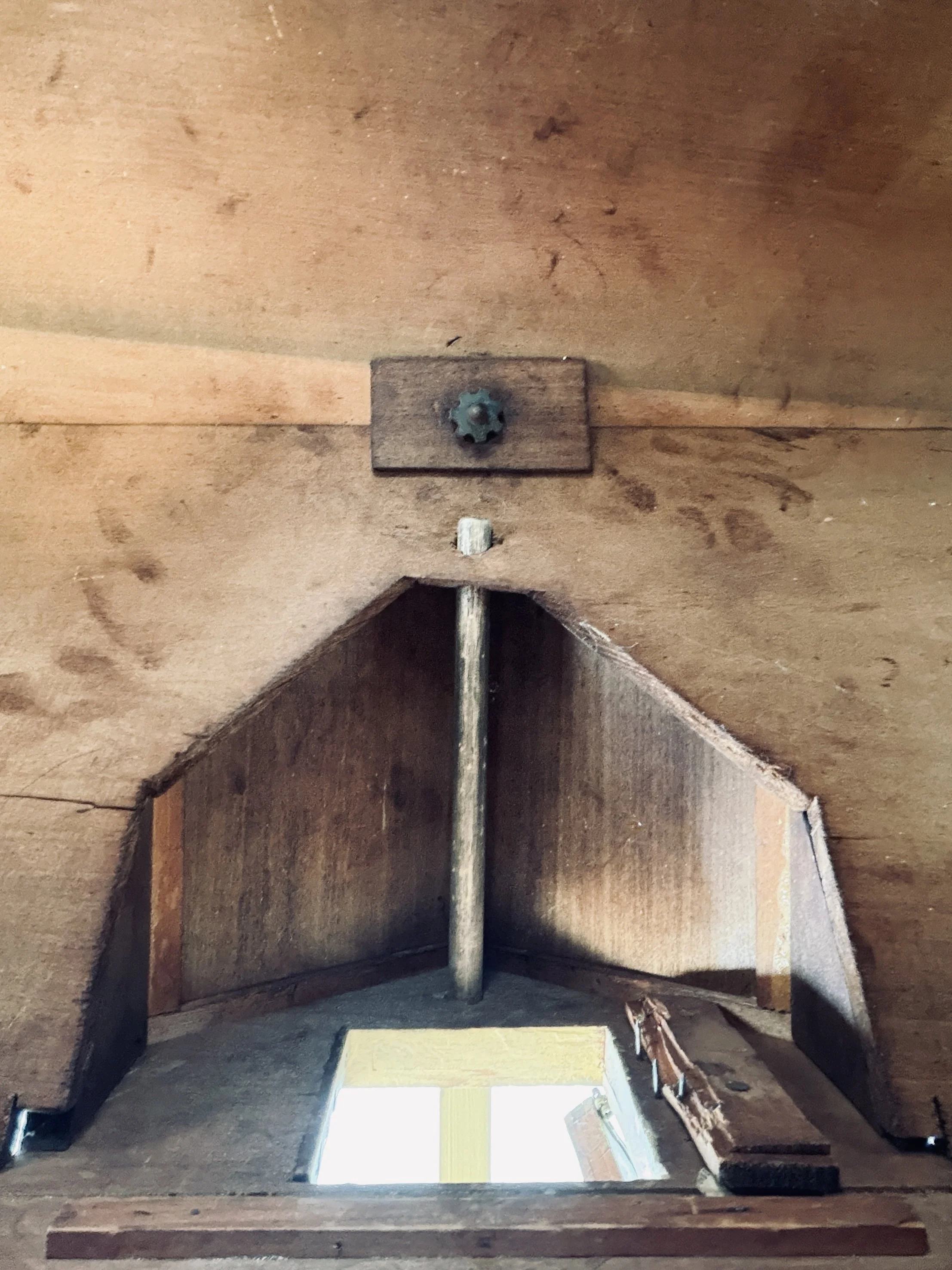 MATERI(A)NTIQUES EXTRA LARGE OLIVE AND OCHRE PAINTED MODEL BARN.12.jpg