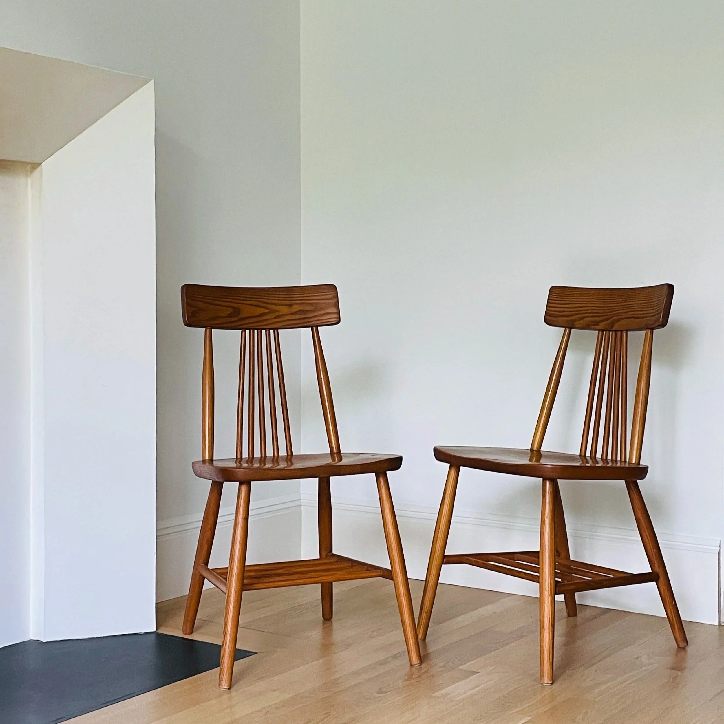 MATERI(A)NTIQUES MID CENTURY MODERN OAK WINDSOR CHAIR SET