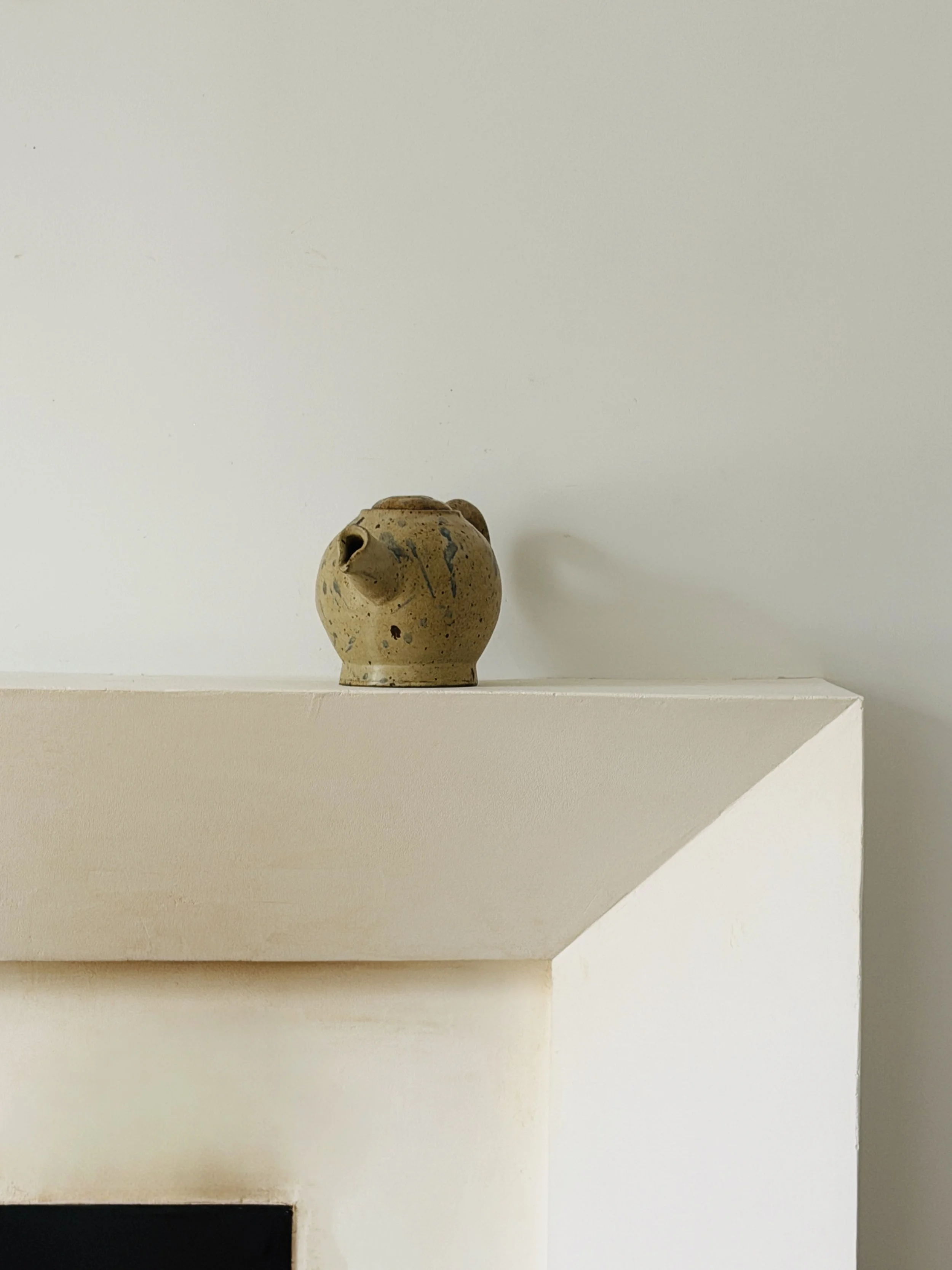 MATERI(A)NTIQUES MEDIUM TAN WITH BLUE SPLATTER CERAMIC ROUND PITCHER WITH LID.5.jpg