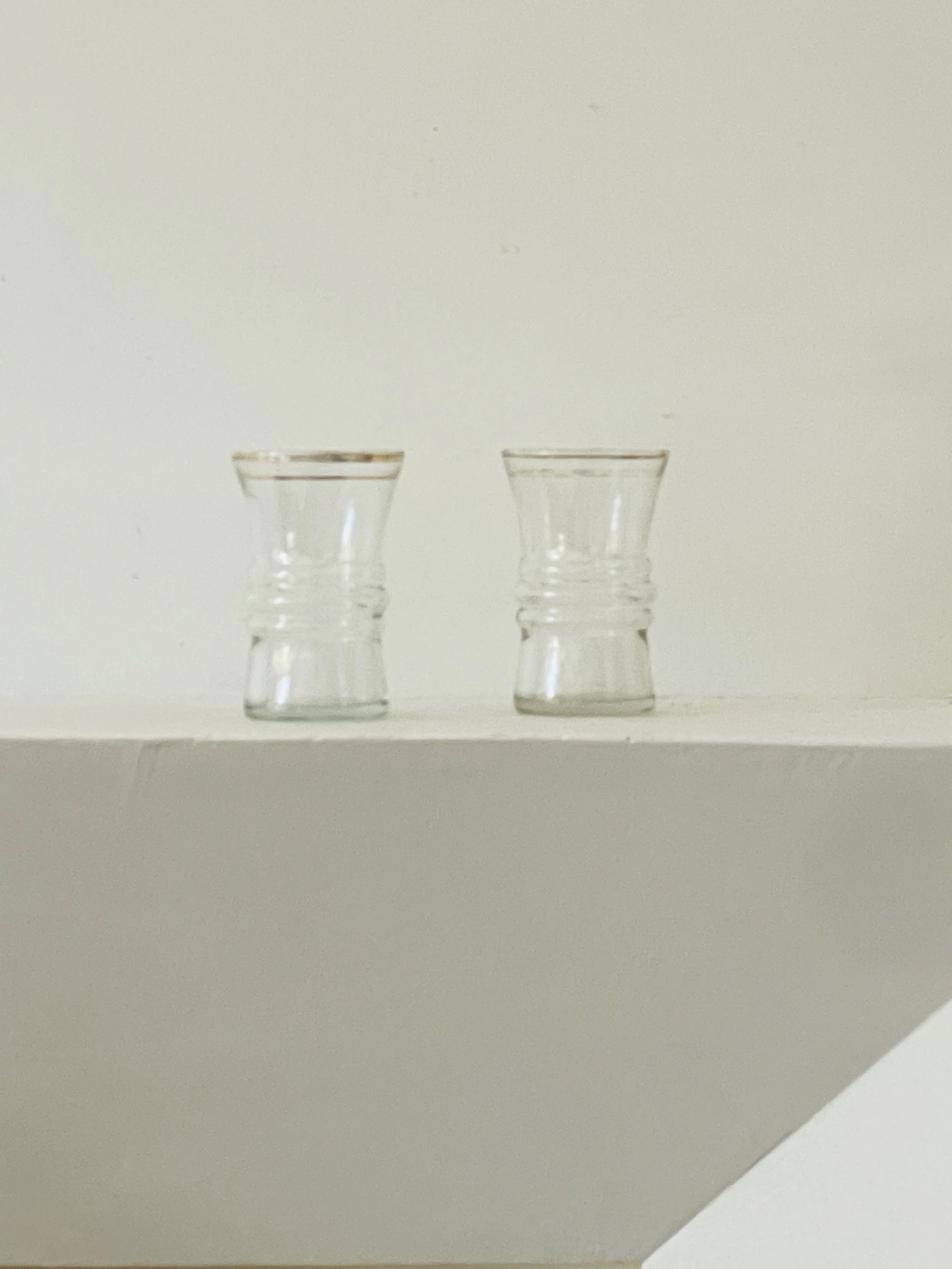 MATERI(A)NTIQUES SET OF TWO GOLD RIMMED ORANGE JUICE GLASSES(2).jpg