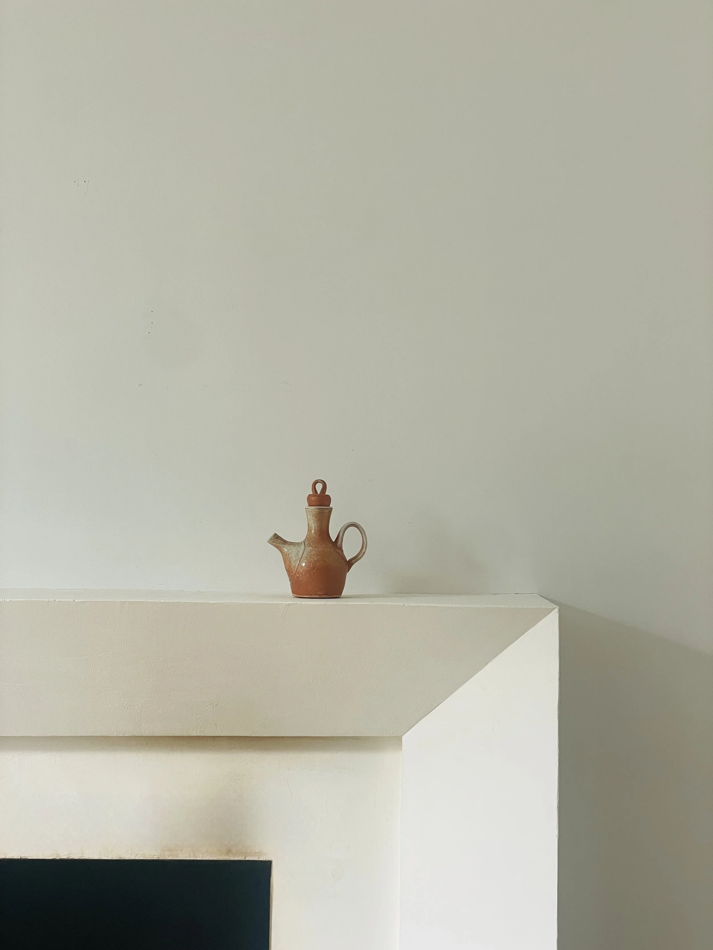 MATERI(A)NTIQUES SMALL MIXED COLOR EARTHENWARE  STUDIO POTTERY PITCHER WITH HANDLE AND LOOPED LID(3).jpg