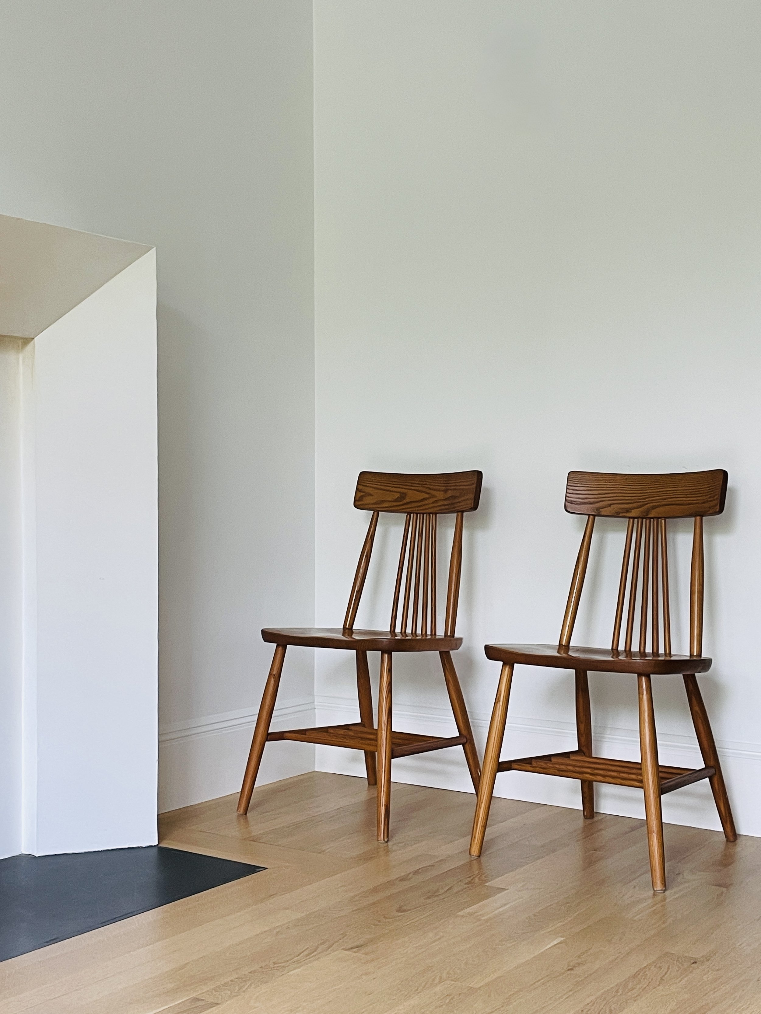 MATERI(A)NTIQUES MID CENTURY MODERN OAK WINDSOR CHAIR SET(2).jpg