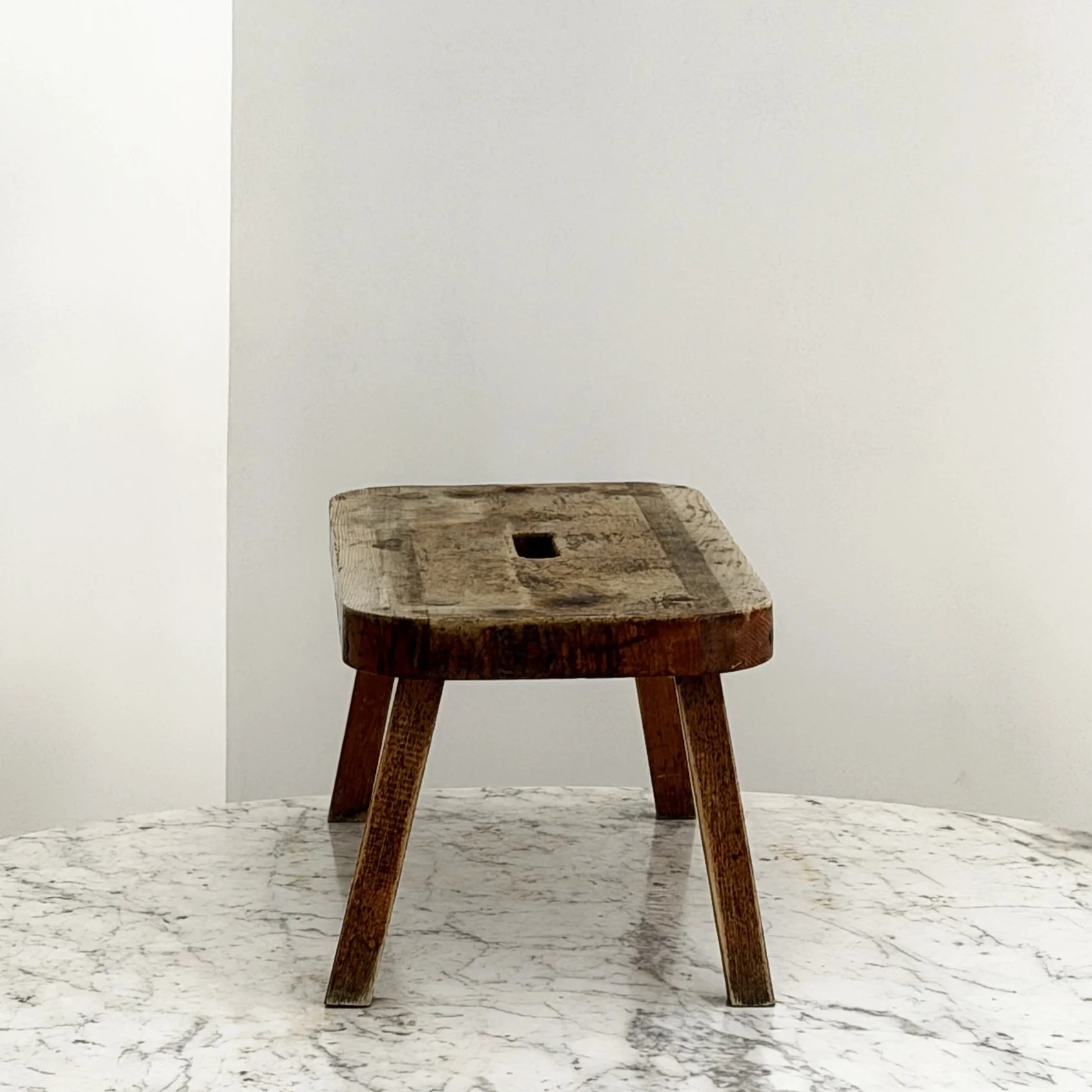 MATERI(A)NTIQUES LOW WOODEN STEPSTOOL WITH HANDHOLD.3.jpg