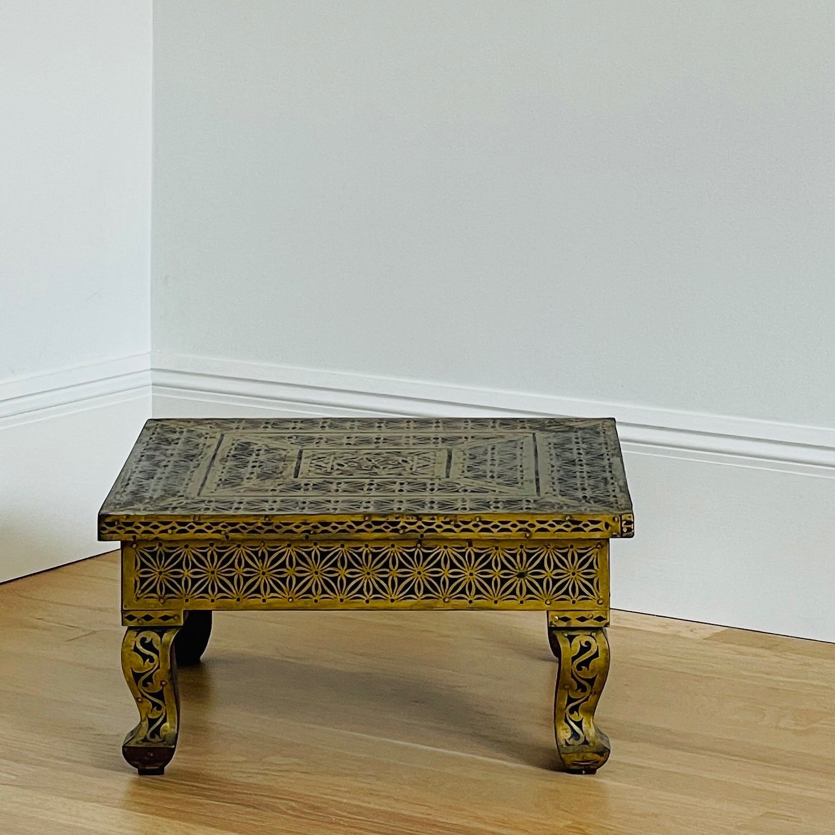 MATERI%28A%29NTIQUES+WOODEN+WITH+BRASS+INLAY+SIDE+TABLE%282%29.jpg