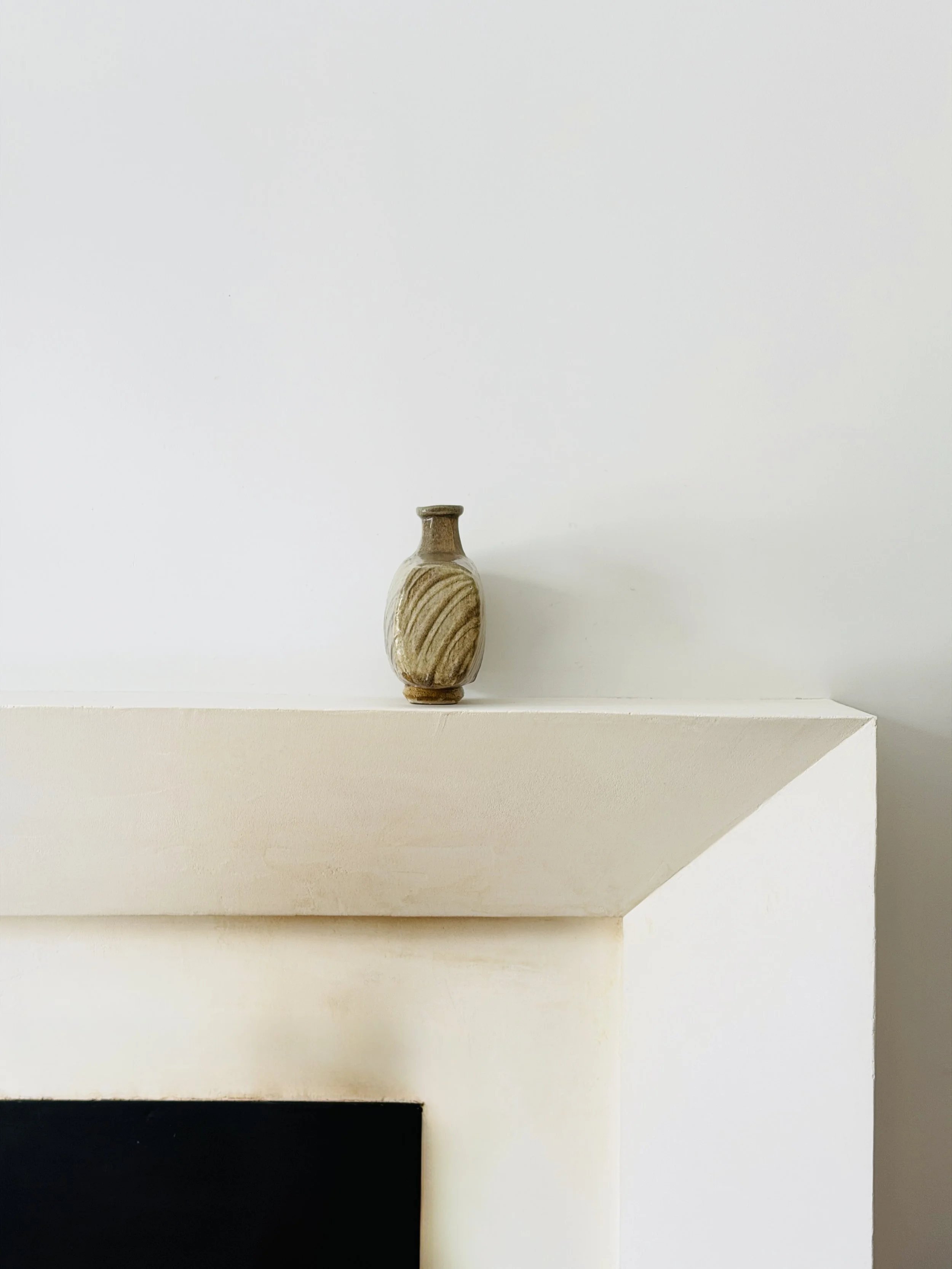 MATERI(A)NTIQUES MEDIUM BEIGE RECTANGULAR STUDIO POTTERY VASE ON RAISED FOOT(5).jpg