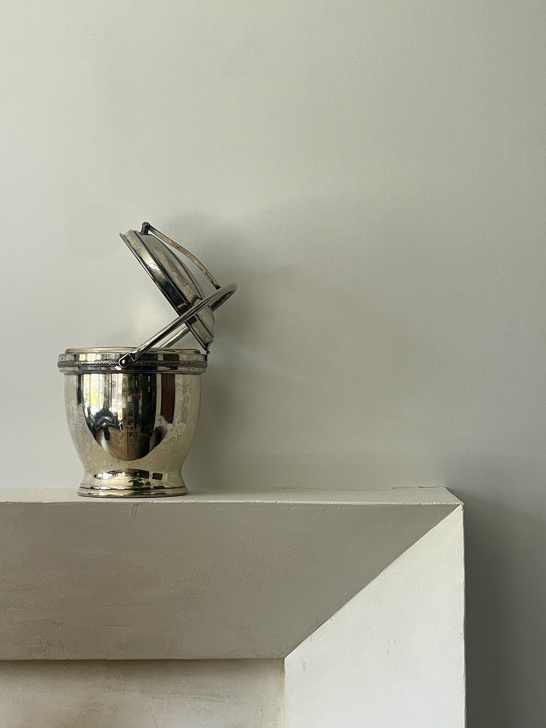 MATERI(A)NTIQUES SILVER PLATE FLIP-TOP ICE BUCKET(4).jpg