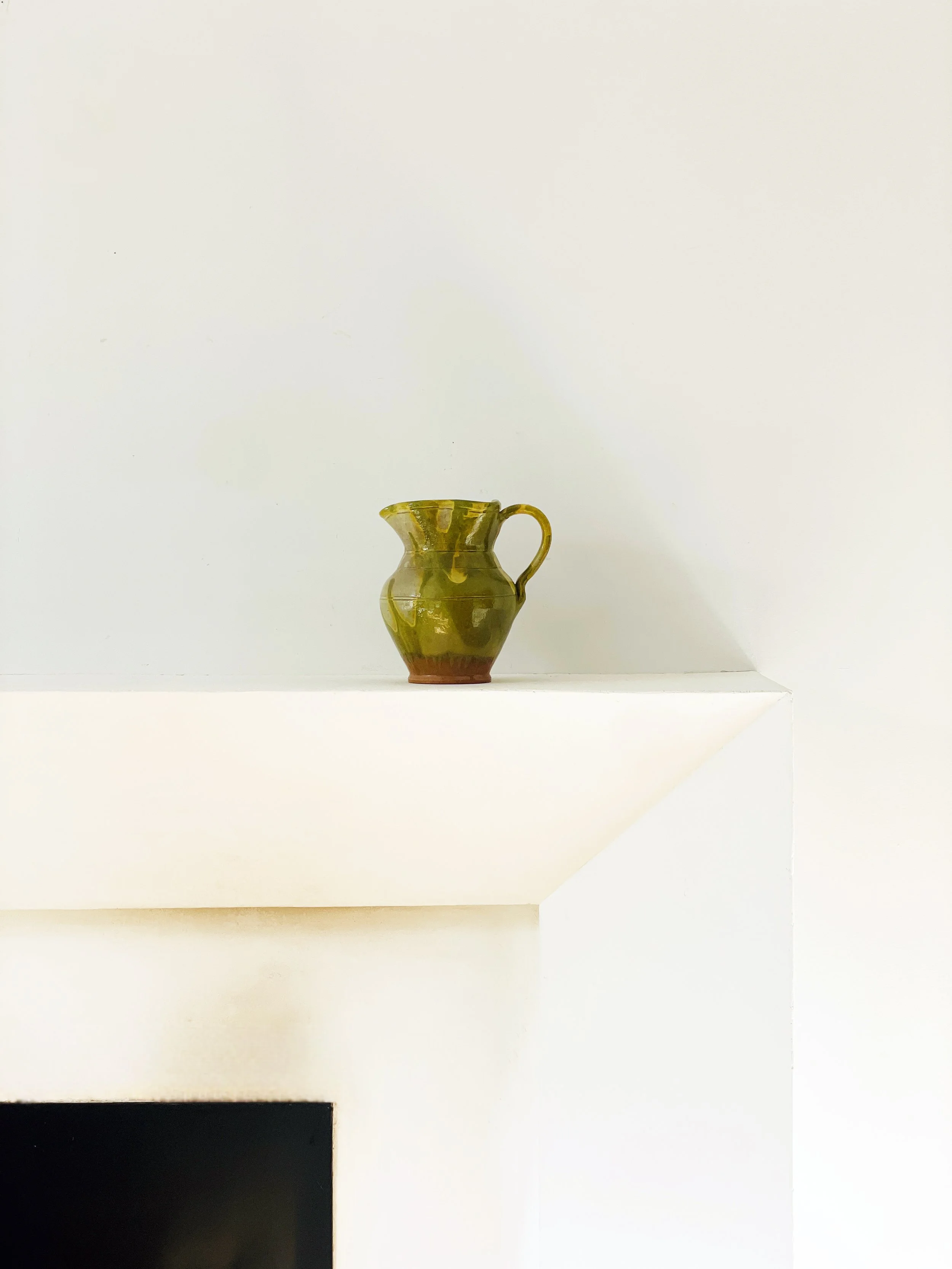 MATERI(A)NTIQUES MEDIUM OCHRE AND GREEN STUDIO POTTERY PITCHER WITH RUFFLE LIP