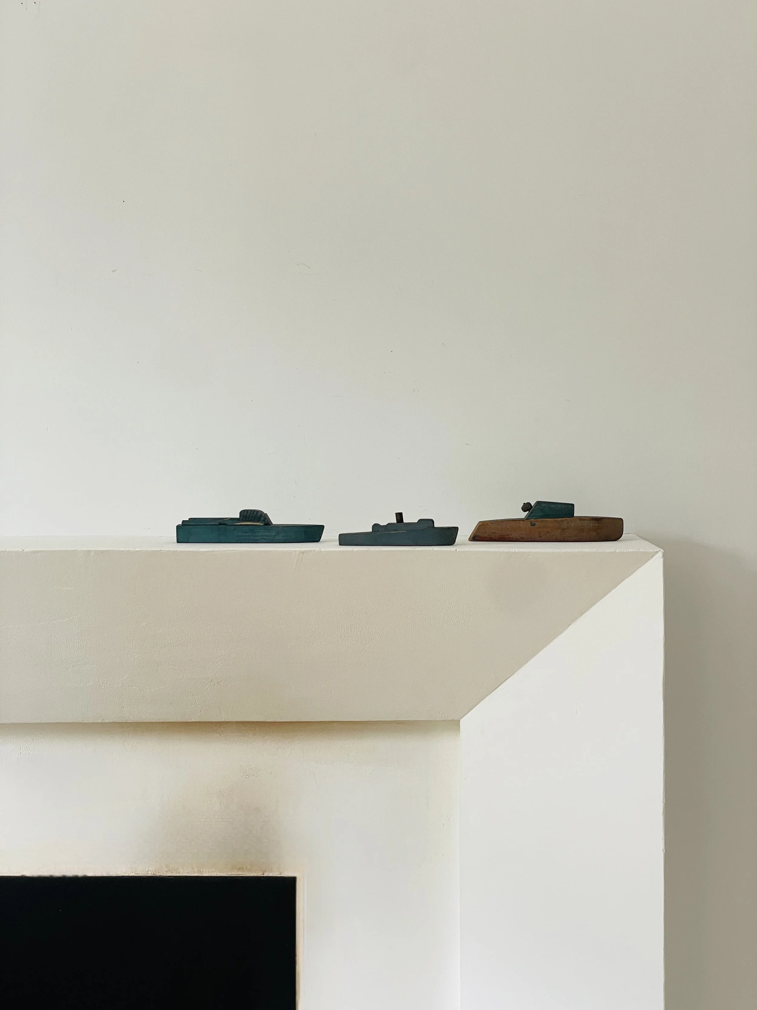 MATERI(A)NTIQUES SET OF 3 WOODEN HAND PAINTED TOY BOATS(6).jpg