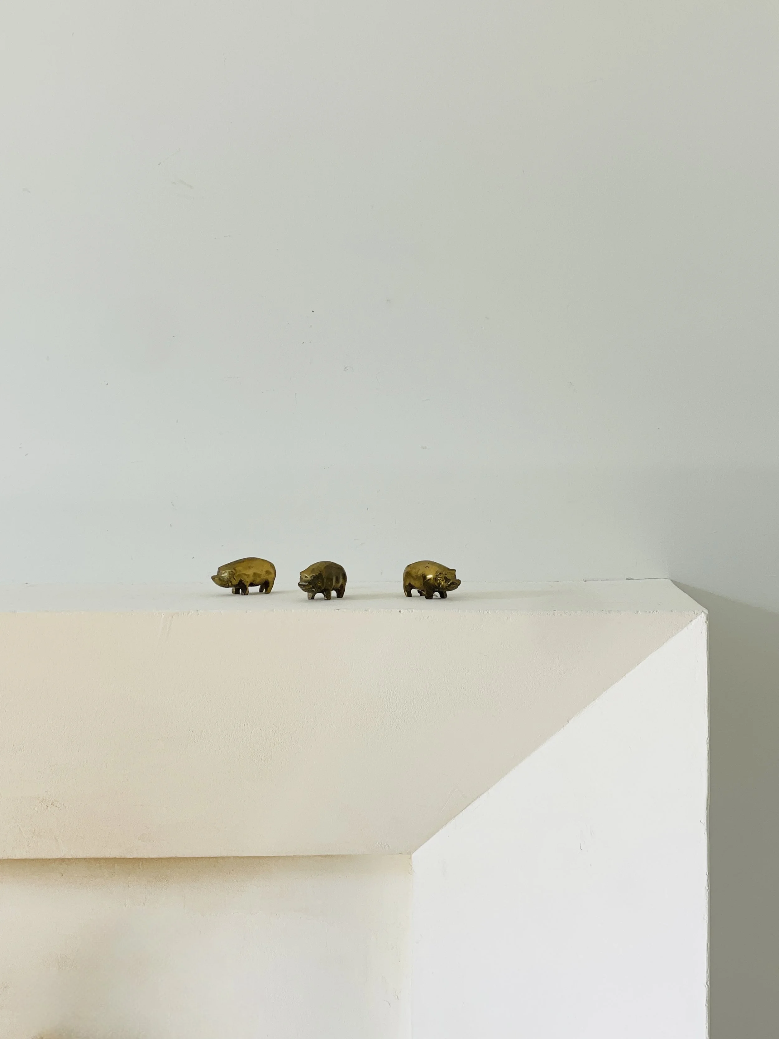 MATERI(A)NTIQUES SET OF 3 CAST BRASS TINY PIGS.jpg