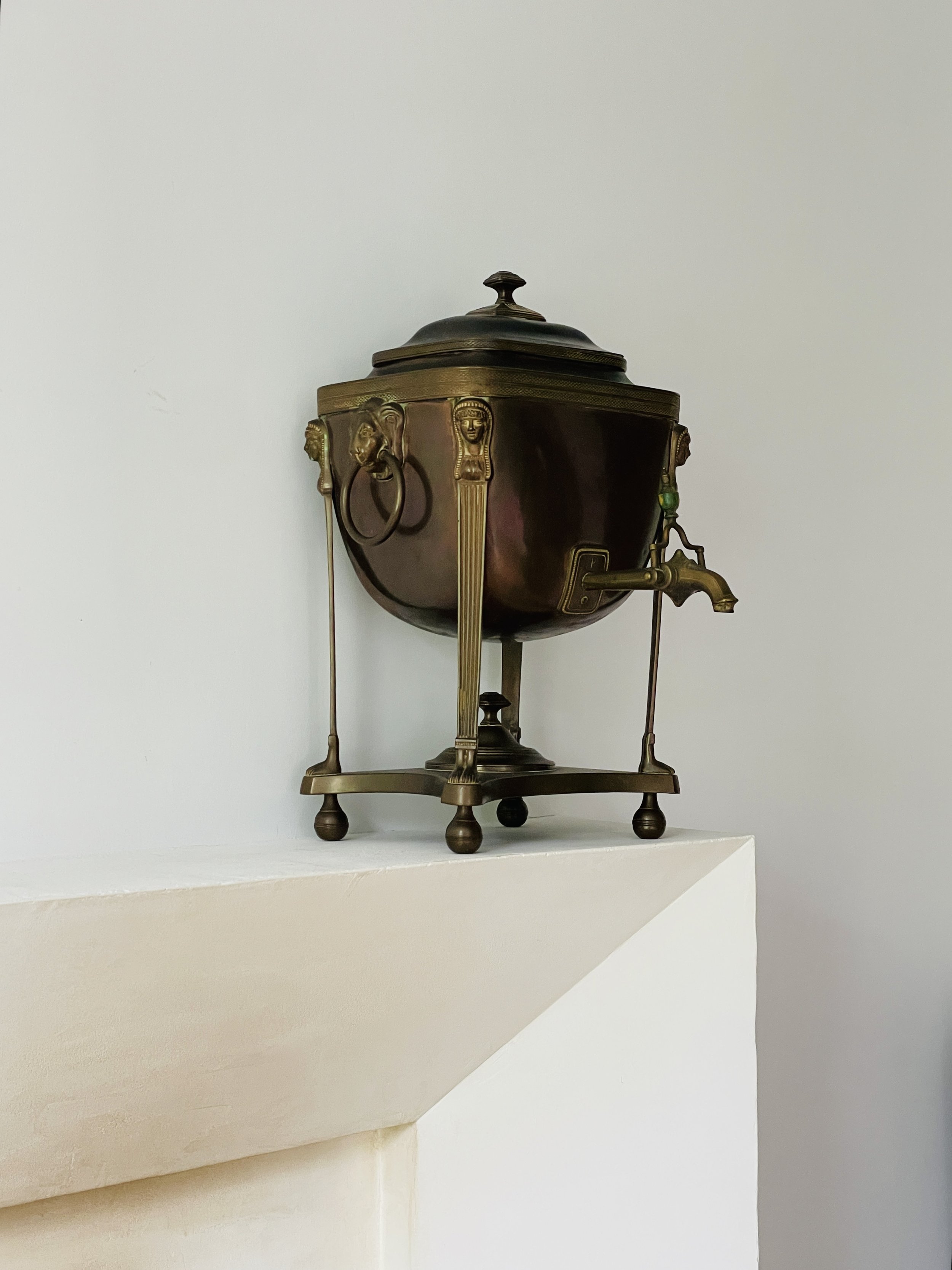 MATERI(A)NTIQUES LARGE BRASS BRAZIER WITH LIONHEADS AND STAND(2).jpg